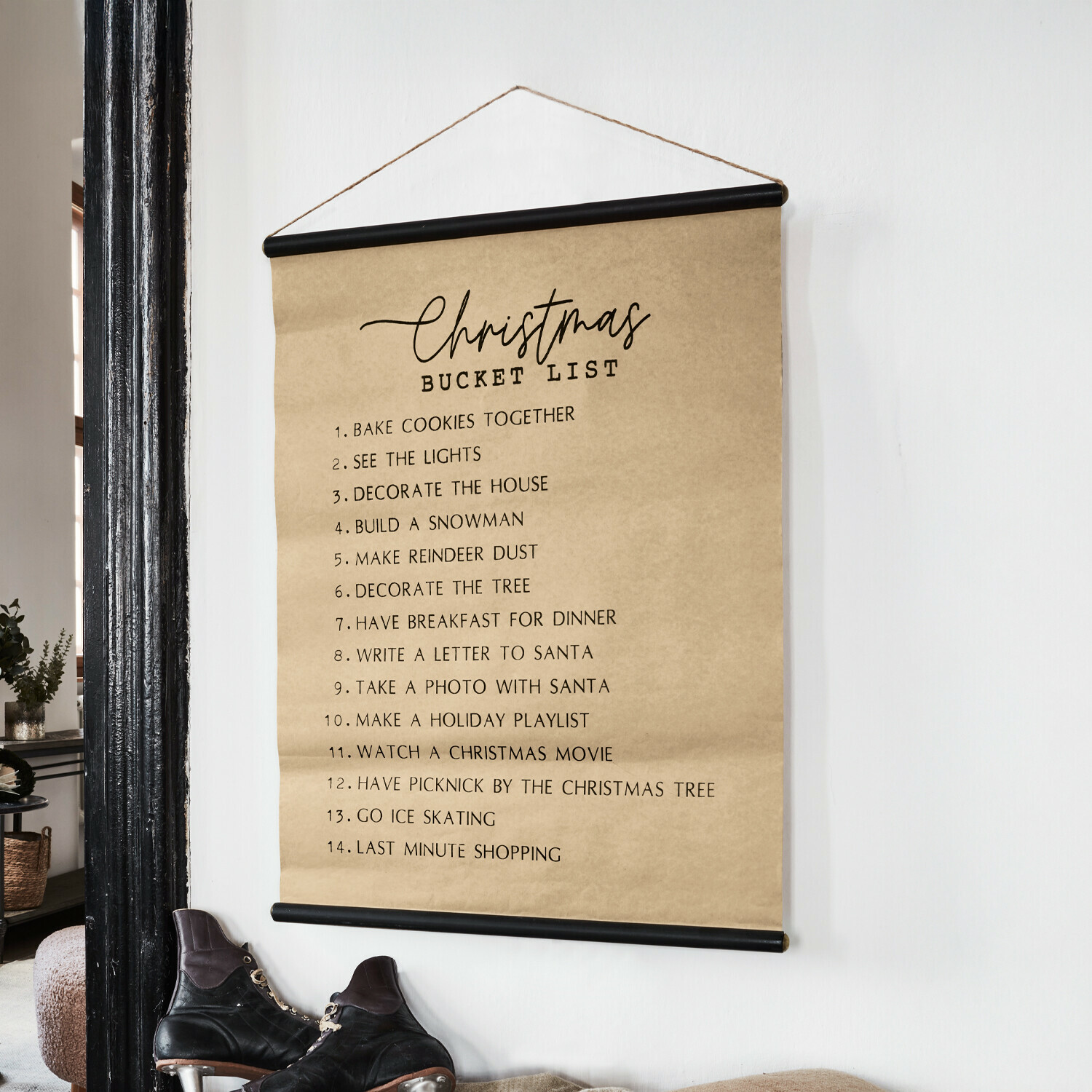 Dekorativer Wandbehang mit Weihnachts-Bucket-List auf braunem Papier und schwarzem Halter