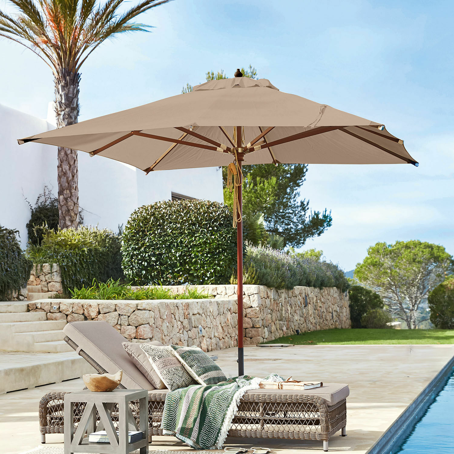Sonnenschirm Barnet Beiger Gartenschirm mit Holzgestell über Rattan-Liege am Pool im Außenbereich