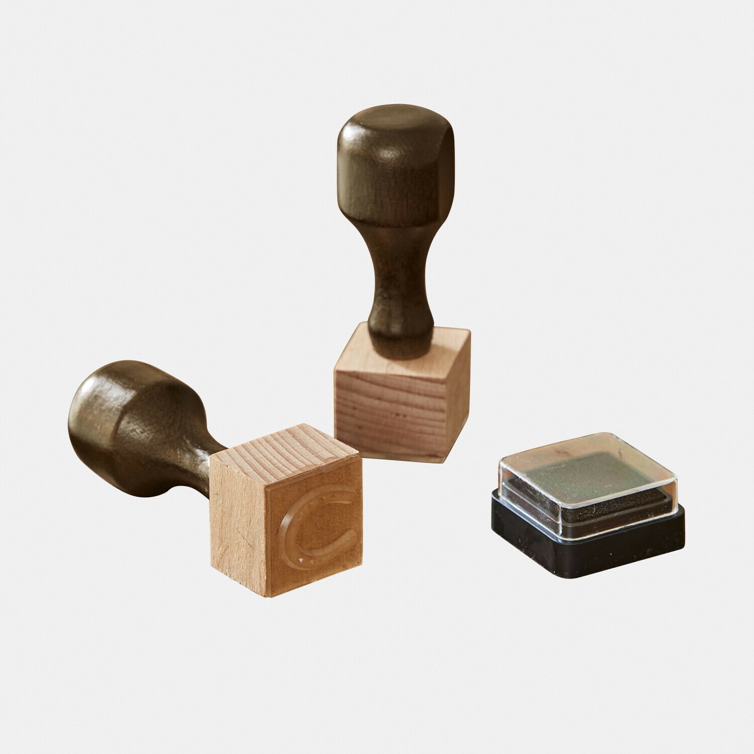 Holzstempel mit Griffen und schwarzer Stempelfarbe zum Markieren von Dokumenten