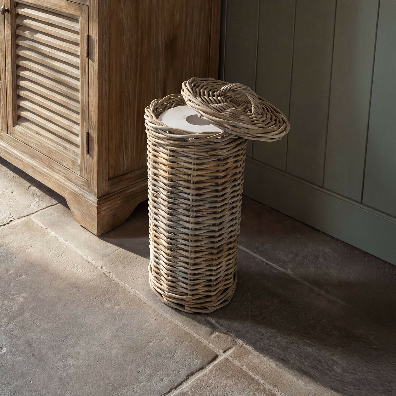 Toilettenpapierhalter Lørdenne Runder Korb aus natürlichem Rattan mit Deckel, ideal zur Aufbewahrung von Toilettenpapier