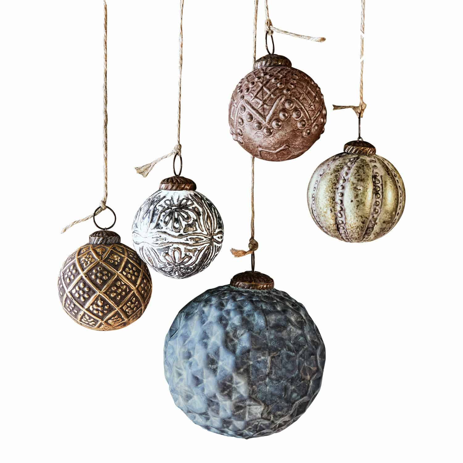Weihnachtsschmuck 5er Set Jilian Set aus fünf dekorativen Weihnachtskugeln mit Mustern in Braun, Weiß und Blau zum Aufhängen