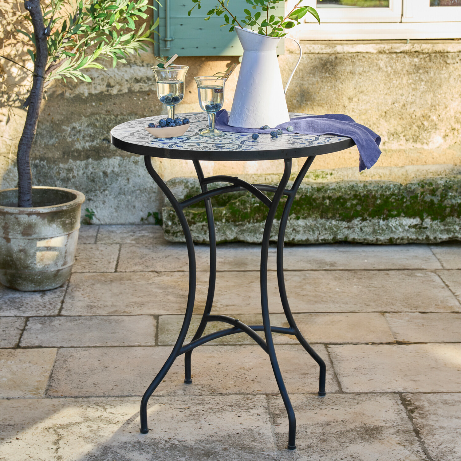 Tisch Giulessa Runder Gartentisch mit schwarzem Metallgestell und blau-weißem Mosaik-Tischplatte im Freien