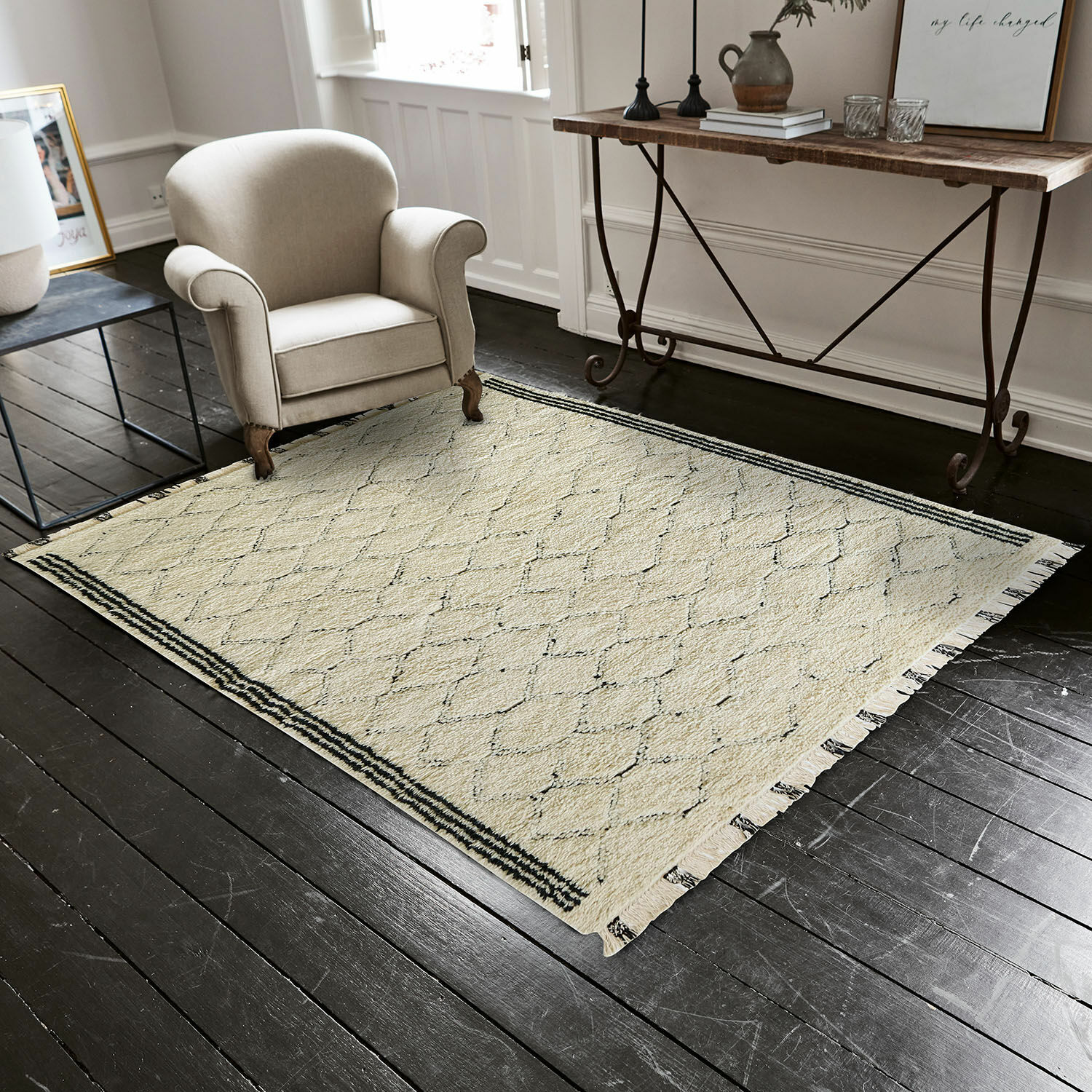 Teppich Himesto Beiger Teppich mit geometrischem Muster und Fransen auf dunklem Holzboden im Wohnzimmer