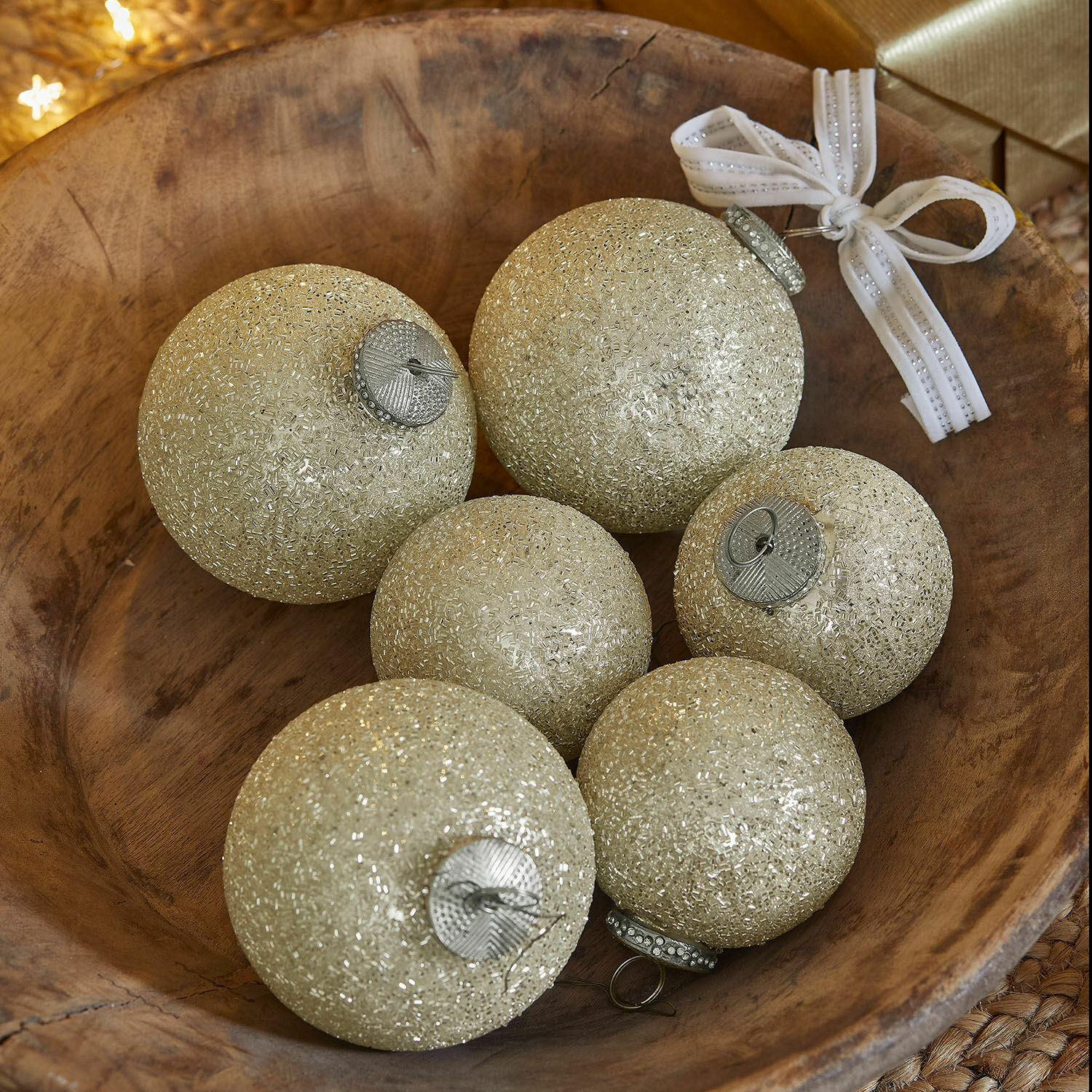 Weihnachtskugel 6er Set Shariz Sechs goldene Weihnachtskugeln mit Glitzer in einer Holzschale als festliche Dekoration