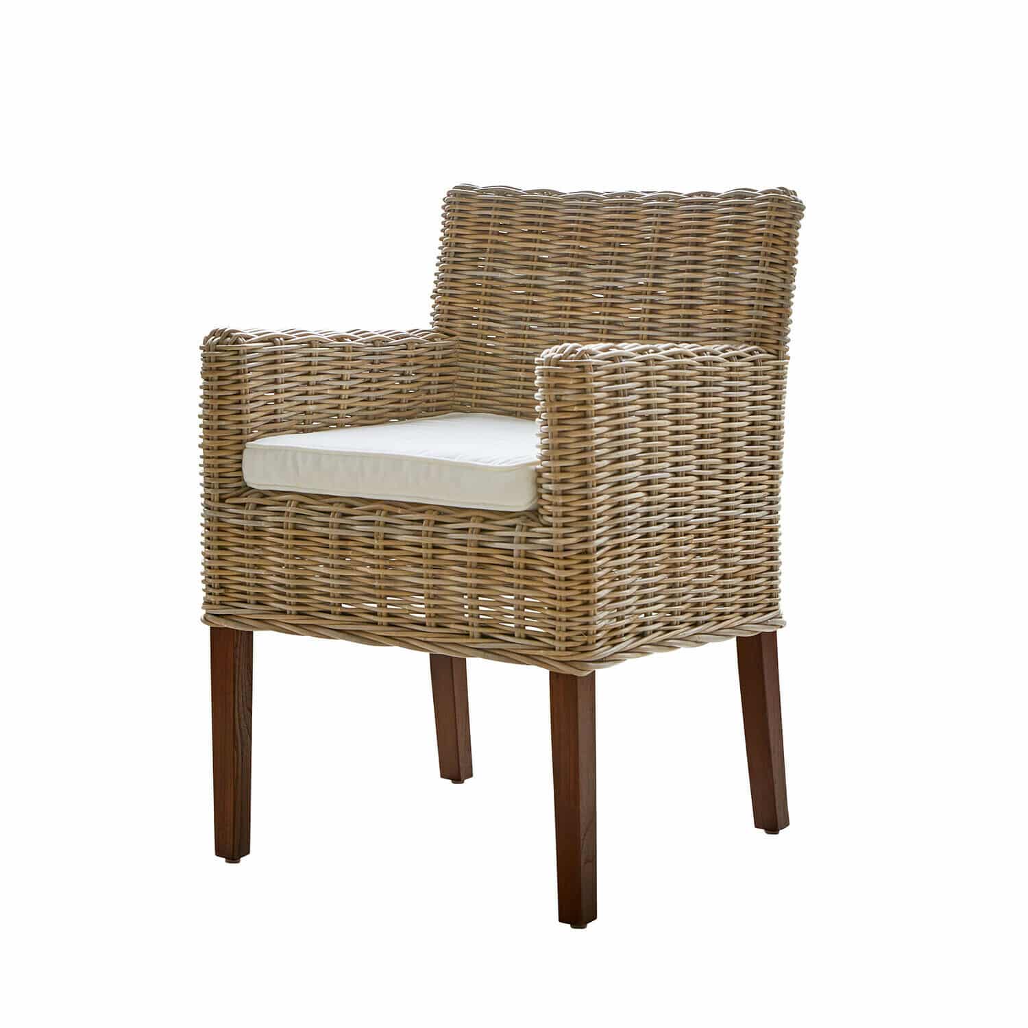 Sessel Forêt Douce Rattansessel mit hellbeigem Sitzkissen und dunklen Holzbeinen, gemütlicher Wohnzimmerstuhl