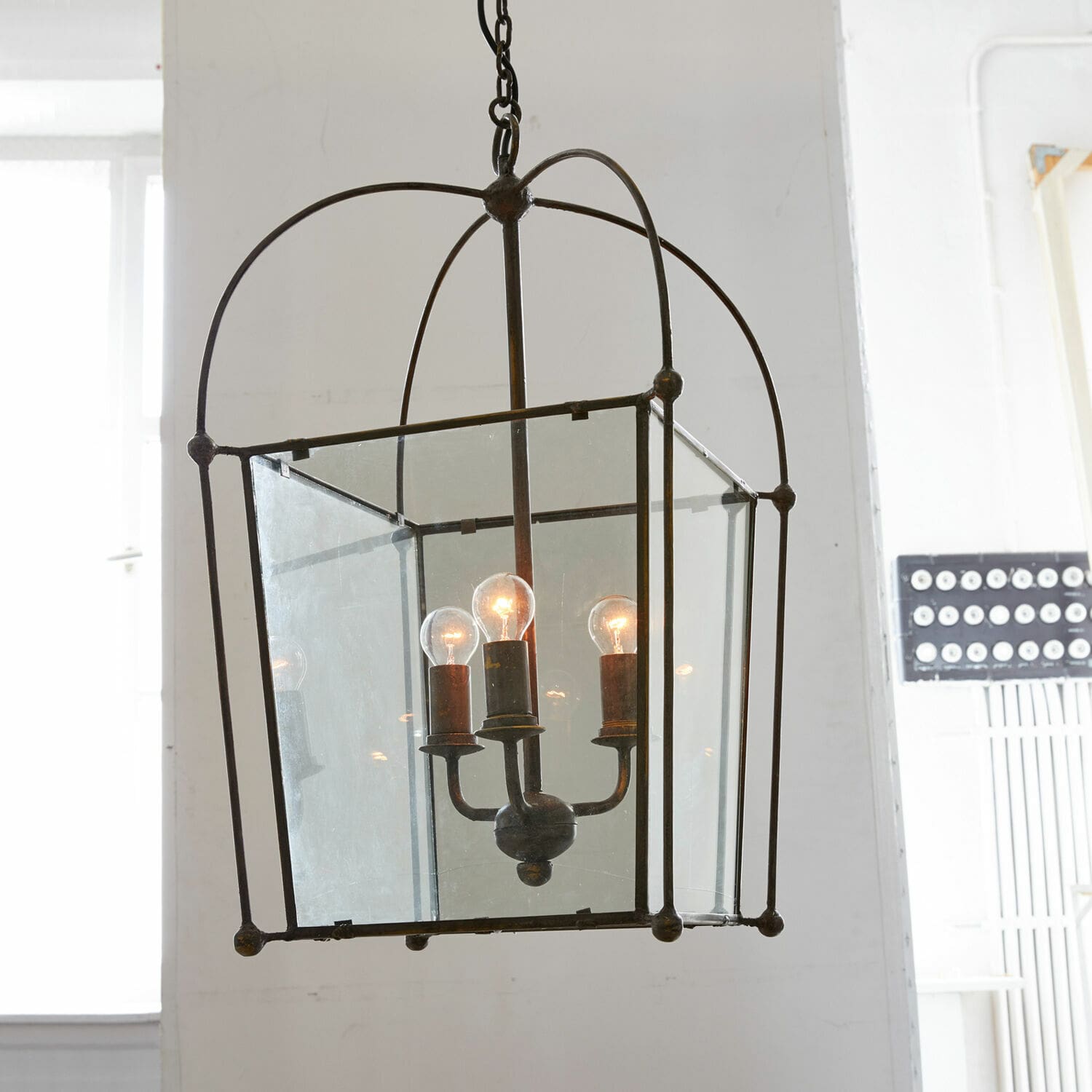 Leuchter Sèvres Hängelampe aus Metall und Glas im Vintage-Stil mit drei Glühbirnen, dekorative Deckenleuchte