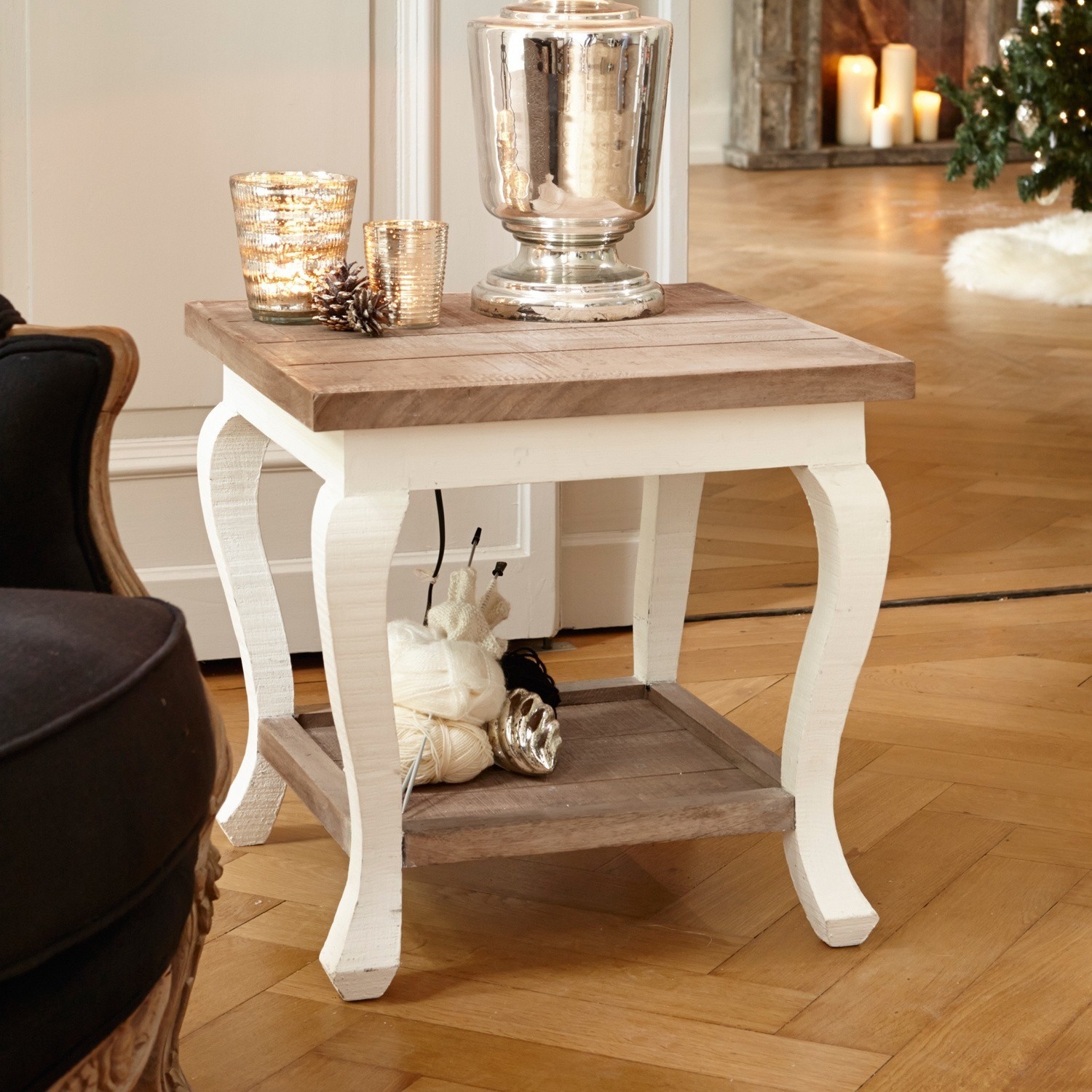 Couchtisch Riverside Quadratischer Beistelltisch aus Holz in Weiß und Natur mit Weihnachtsdekoration und Kerzen