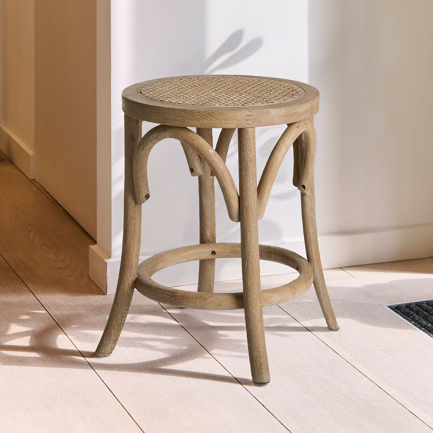 Hocker aus Holz mit geflochtenem Sitz in Naturfarbe, passend für Wohn- und Gartenbereiche