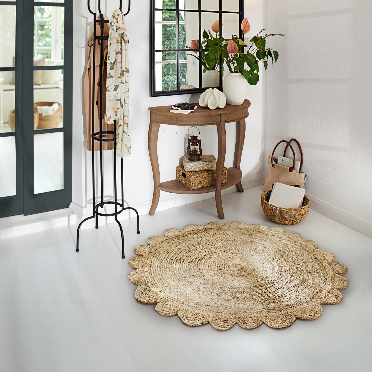 Runder Jute-Teppich in Naturfarbe mit wellenförmigem Rand in hellem, modernem Raum