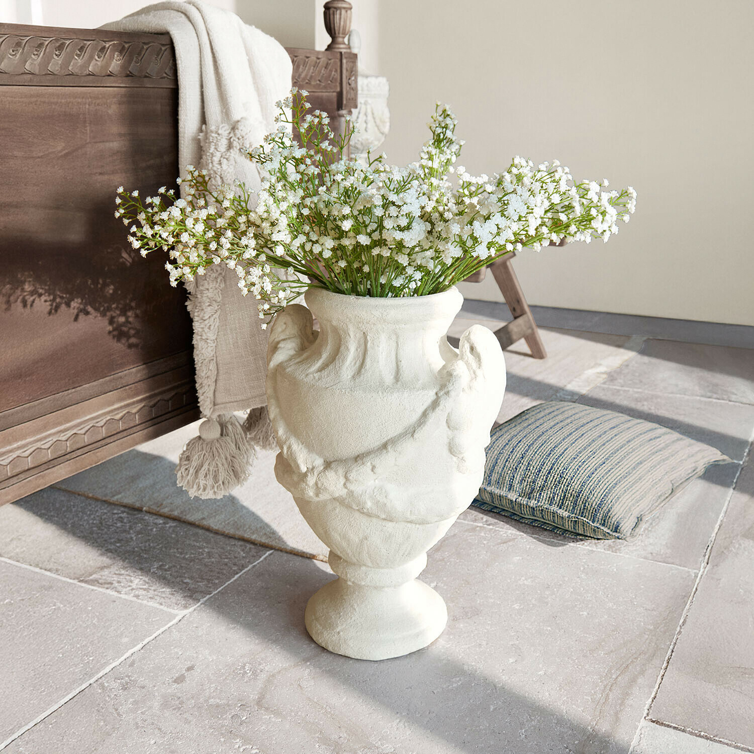 Übertopf Chaverny Weiße Keramikvase mit dekorativem Muster und weißen Blumen auf Steinboden