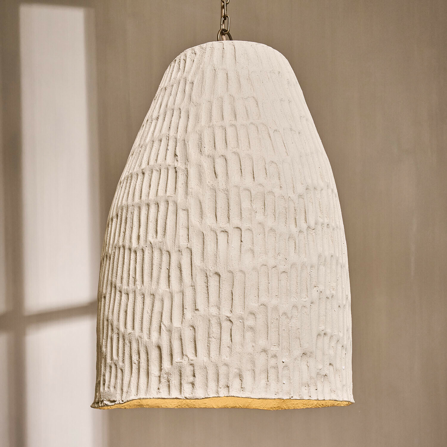 Hängelampe Nouvrette Hängelampe aus weißer Keramik mit strukturierter Oberfläche und goldenem Innenraum, modernes Design