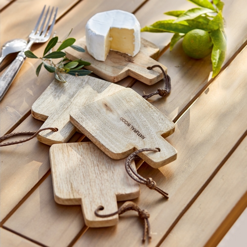 Set aus natürlichen Holz-Schneidebrettern auf Tisch mit Käse und Zitrusfrüchten