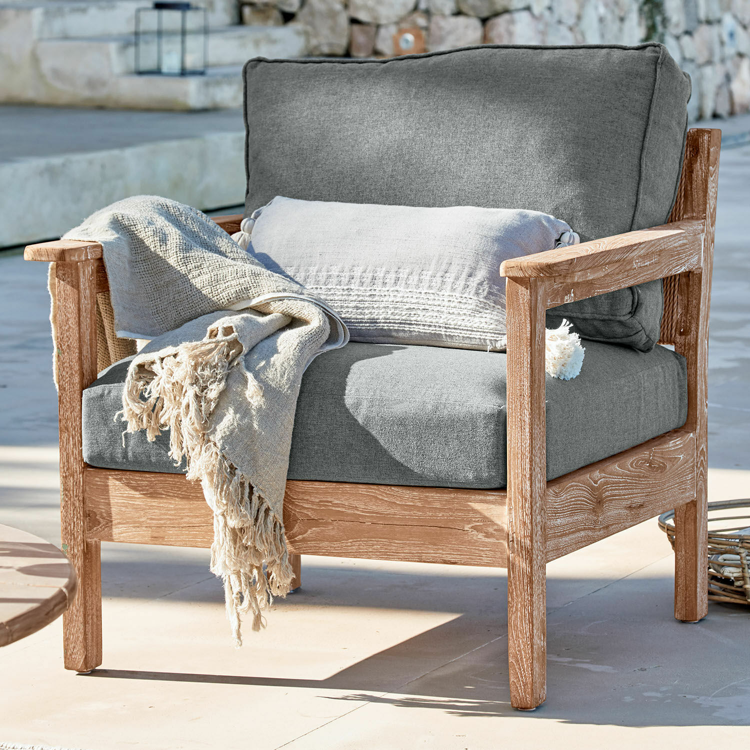 Sessel Pendlewick Sessel mit Holzrahmen und grauen Polstern, dekoriert mit beiger Decke und Kissen für Terrasse