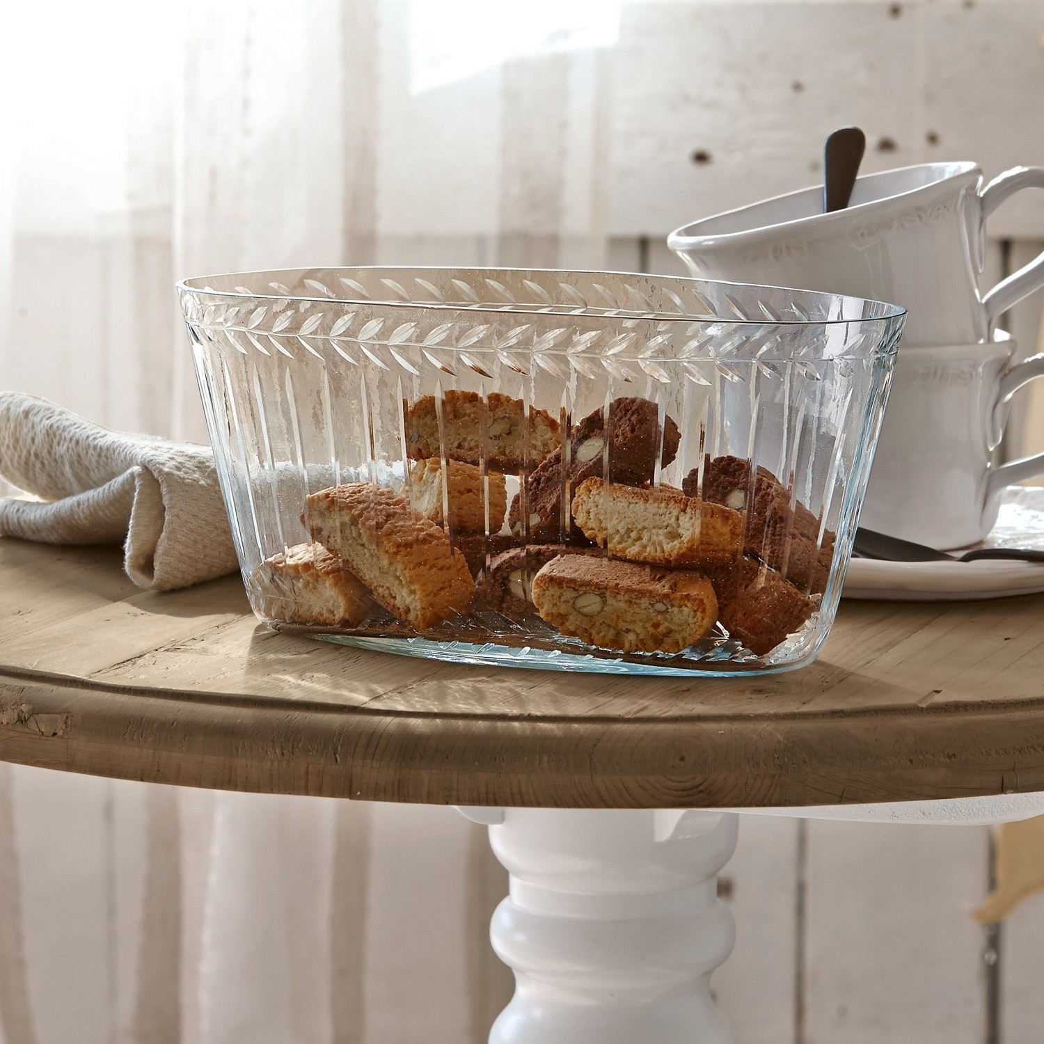 Schale Malinda Transparente Glasschale mit dekorativem Muster, gefüllt mit Keksen auf hellem Holztisch
