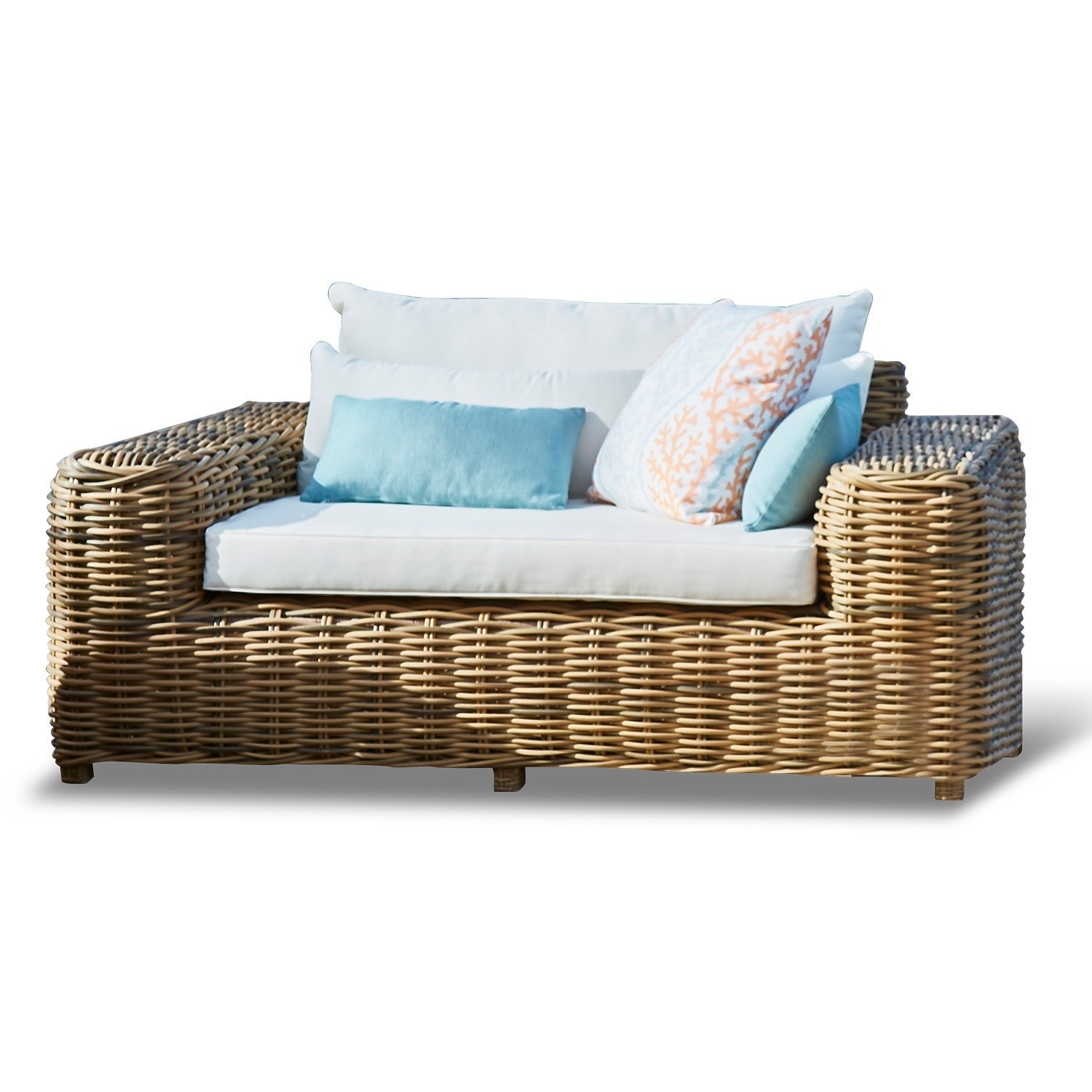 Sessel Camas Rattansofa mit weißen Kissen und blauen Akzenten, gemütliches Gartenmöbel zum Entspannen