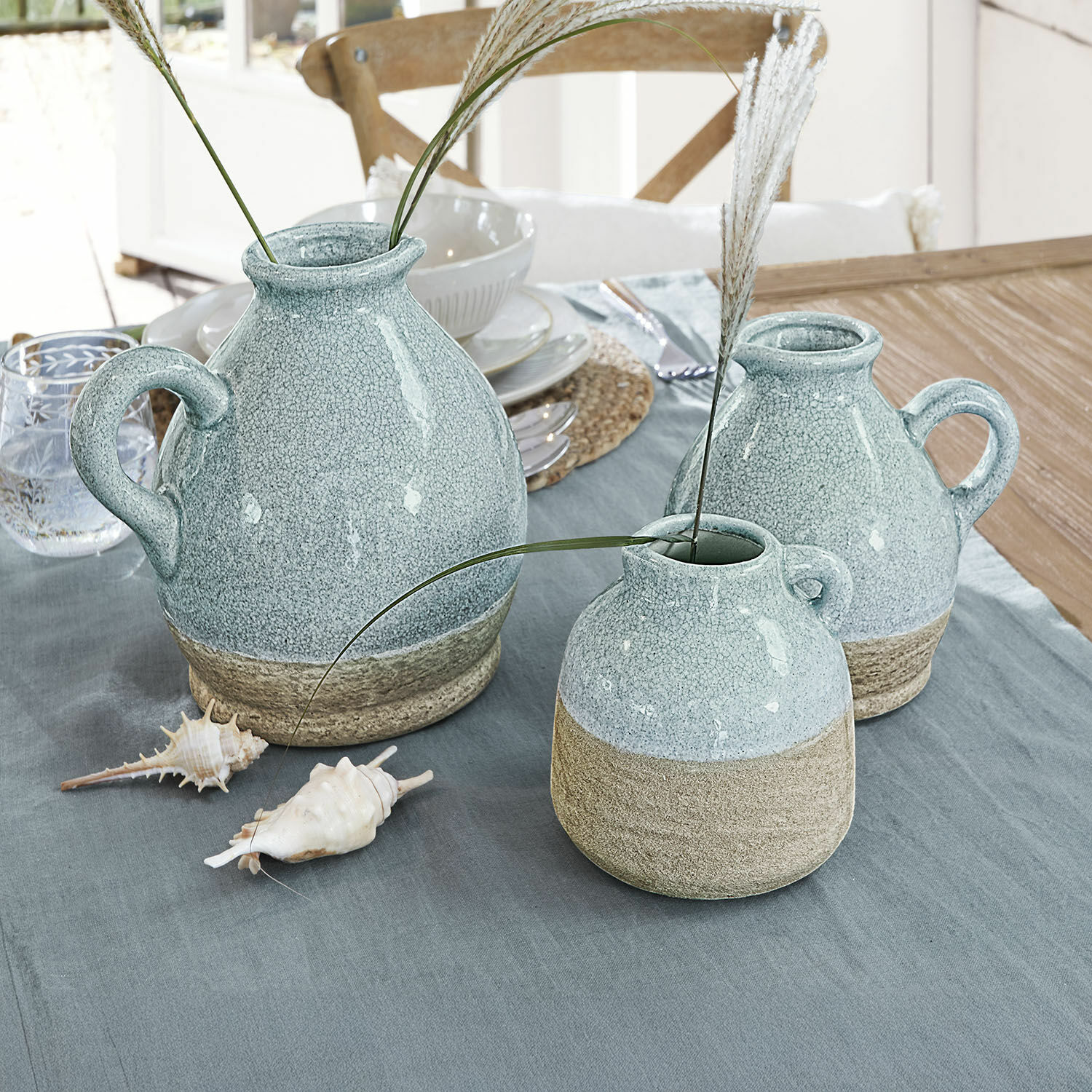 Vase 3er Set Lezíria Drei keramische Vasen in Blau-Beige auf Tisch mit Muscheldekor, rustikaler Landhausstil
