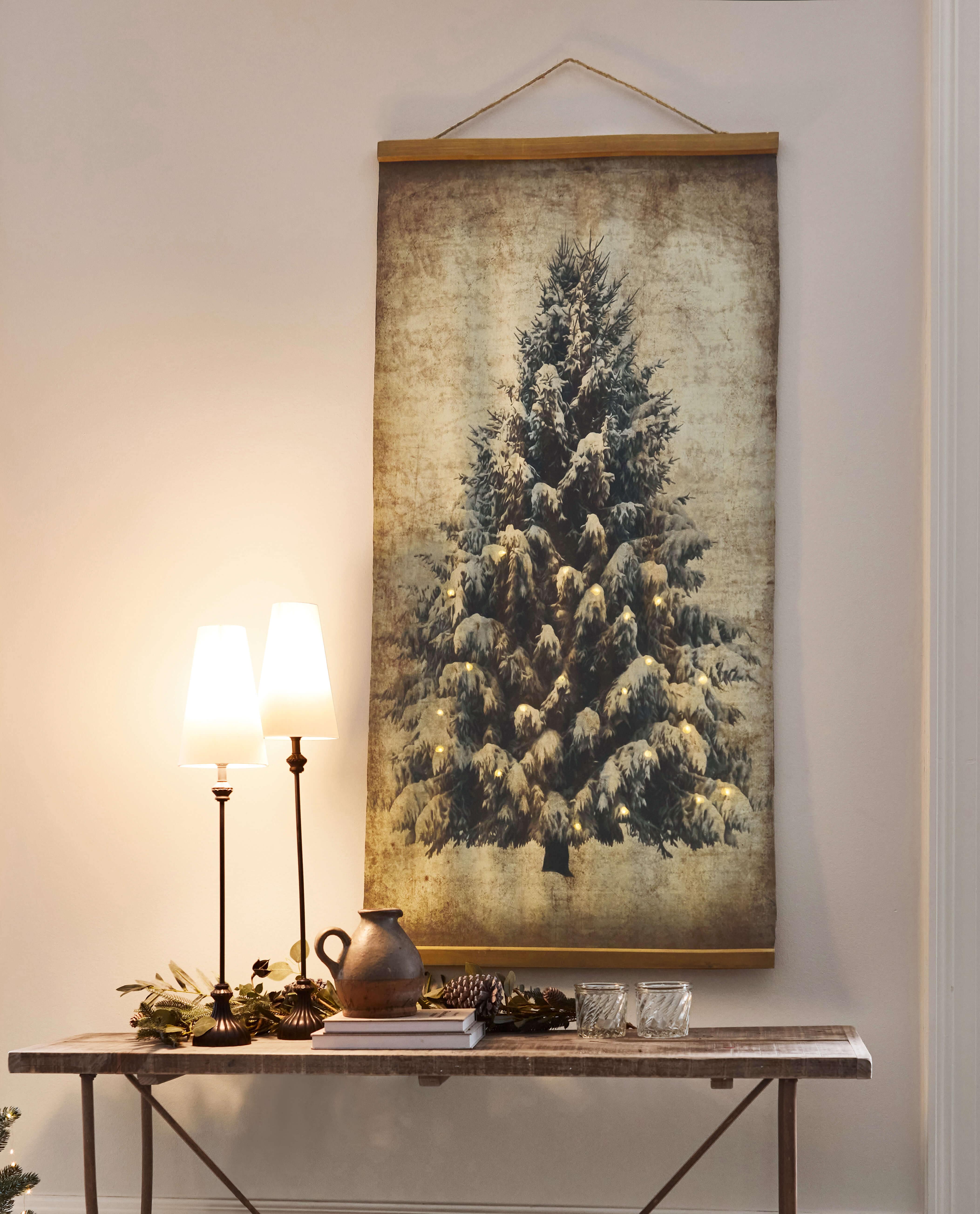 Dekorative Leinwand mit Tannenbaum und LED-Lichtern, rustikaler Wohnstil