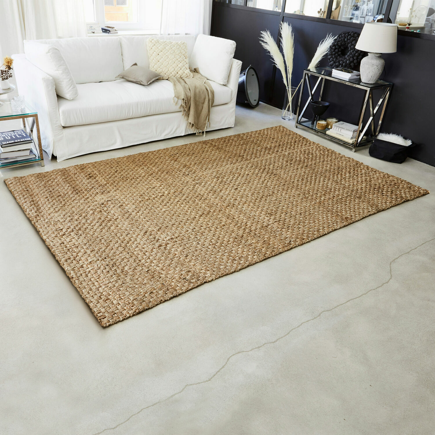 Teppich Daoukro Großer Teppich aus natürlicher Jute in Beige auf hellem Boden in modernem Wohnzimmer