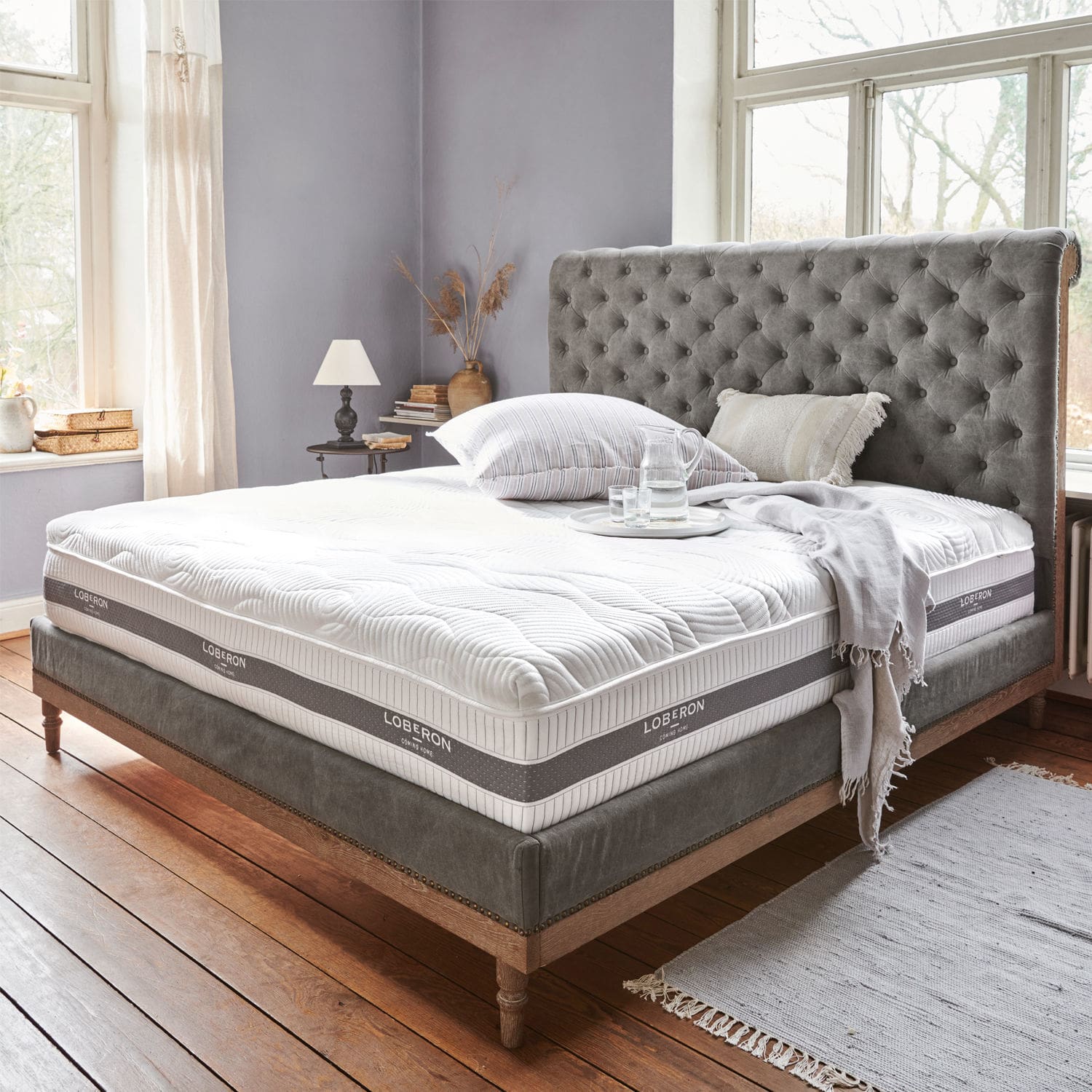 Matratze mit Topper 180x200 Raillimont Gepolstertes Bett mit grauem, gesteppter Kopfteil und weißer Loberon-Matratze im Vintage-Stil