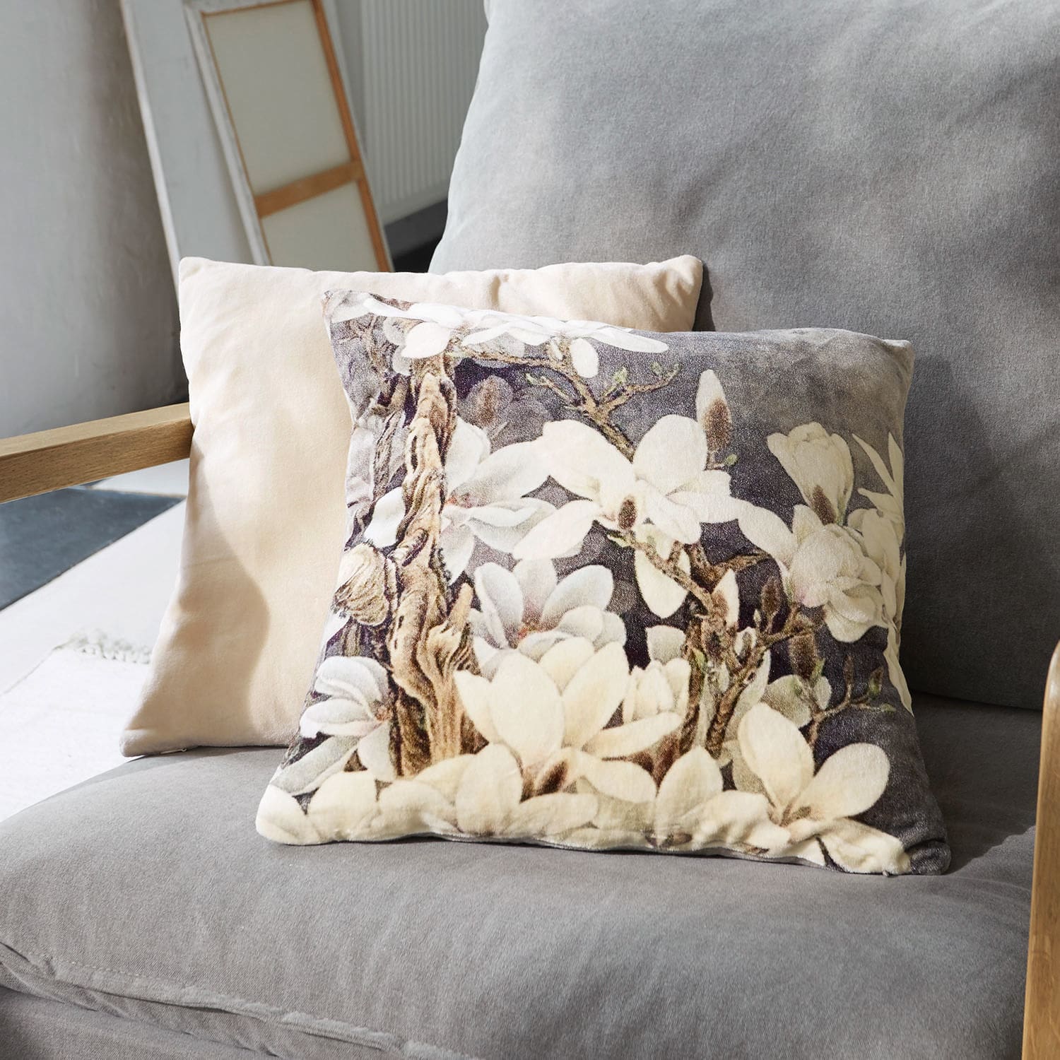 Kissenhülle 2er Set Belle Dekoratives Kissen aus weichem Material mit floralem Muster in Beige- und Grautönen auf Sofa