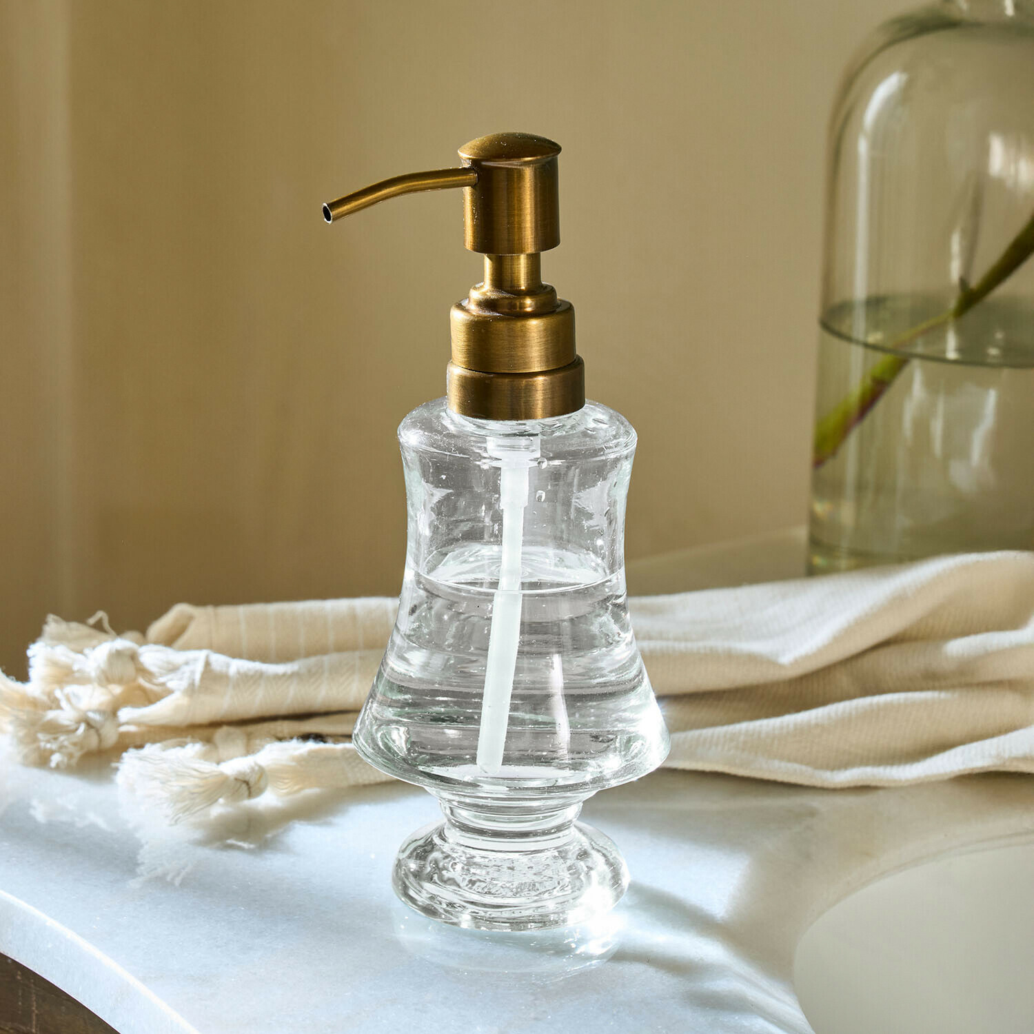 Seifenspender Rivélise Transparenter Glas-Seifenspender mit Messingpumpe für das Badezimmer
