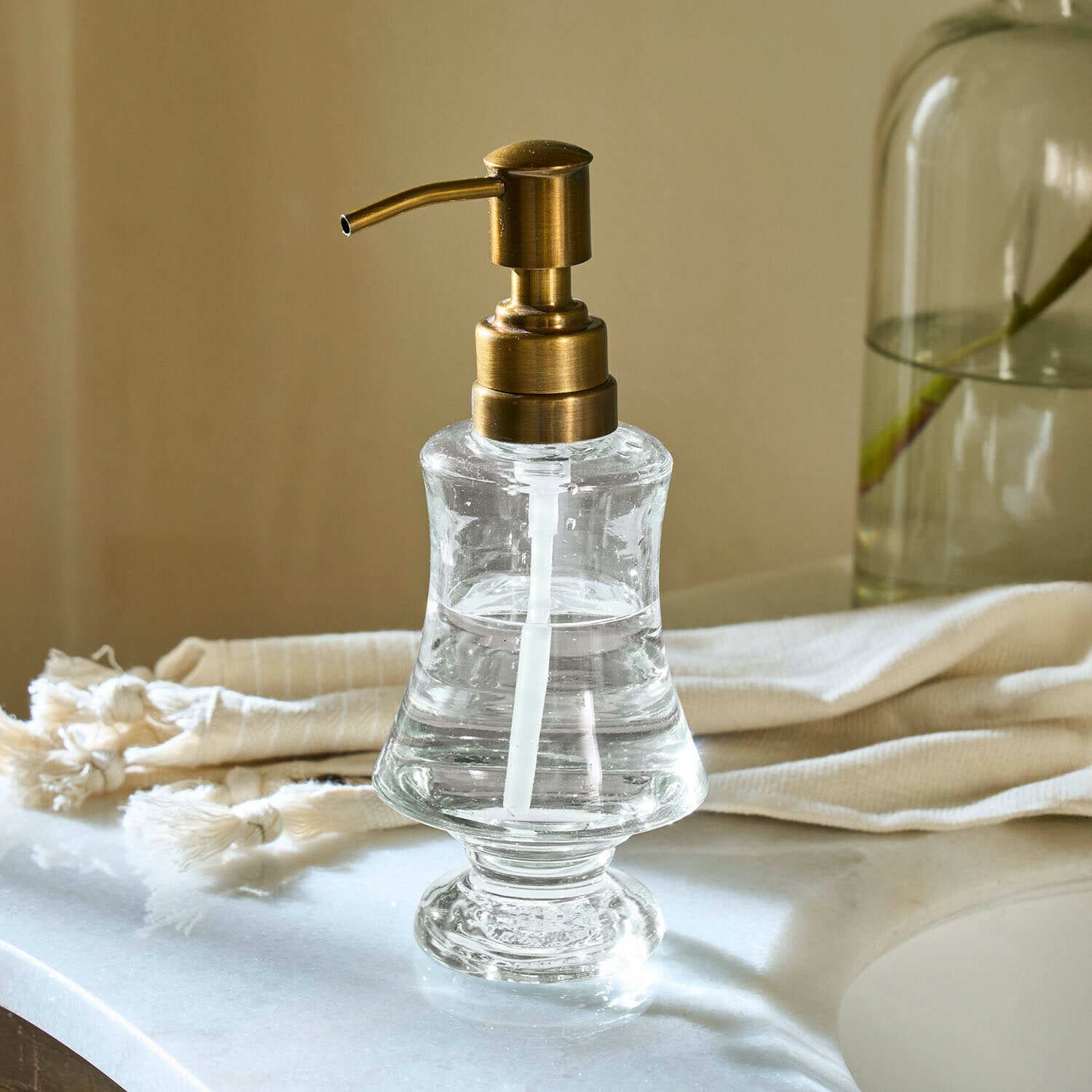 Seifenspender Rivélise Transparenter Glas-Seifenspender mit Messingpumpe für das Badezimmer