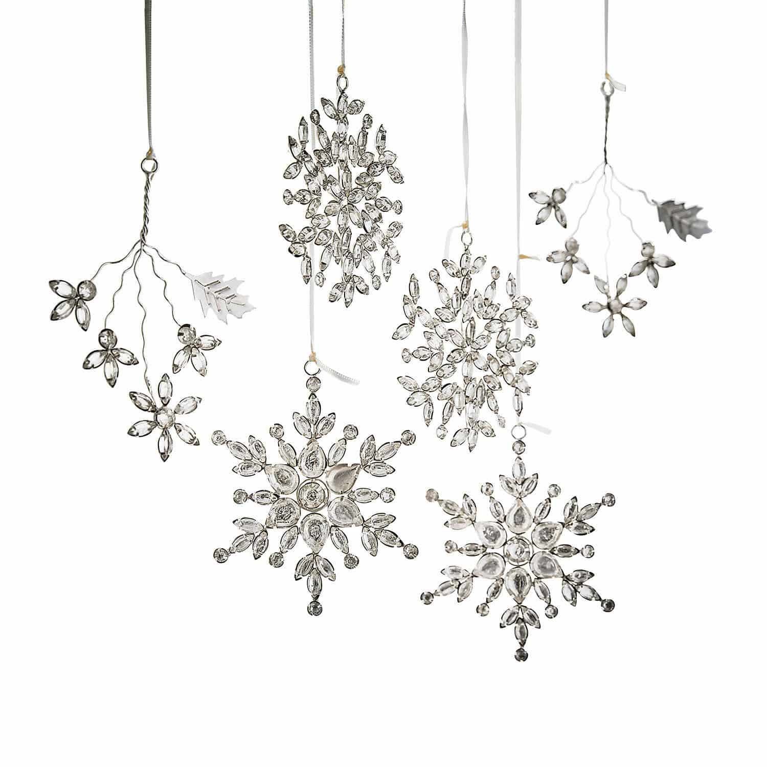 Weihnachtsschmuck 6er Set Allegan Set aus sechs transparenten Weihnachtsanhängern in Schneeflocken- und Zweigform vor weißem Hintergrund