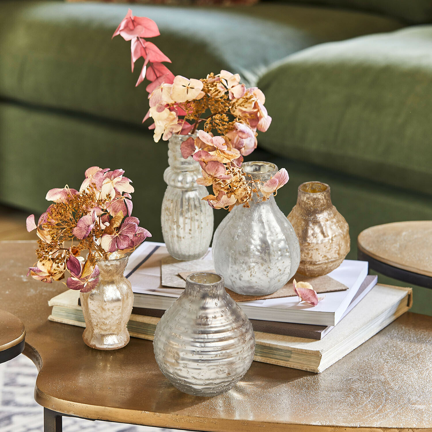 Vase 5er Set Petillantique Set aus silbernen und goldenen Glasvasen mit getrockneten Blumen auf einem Couchtisch