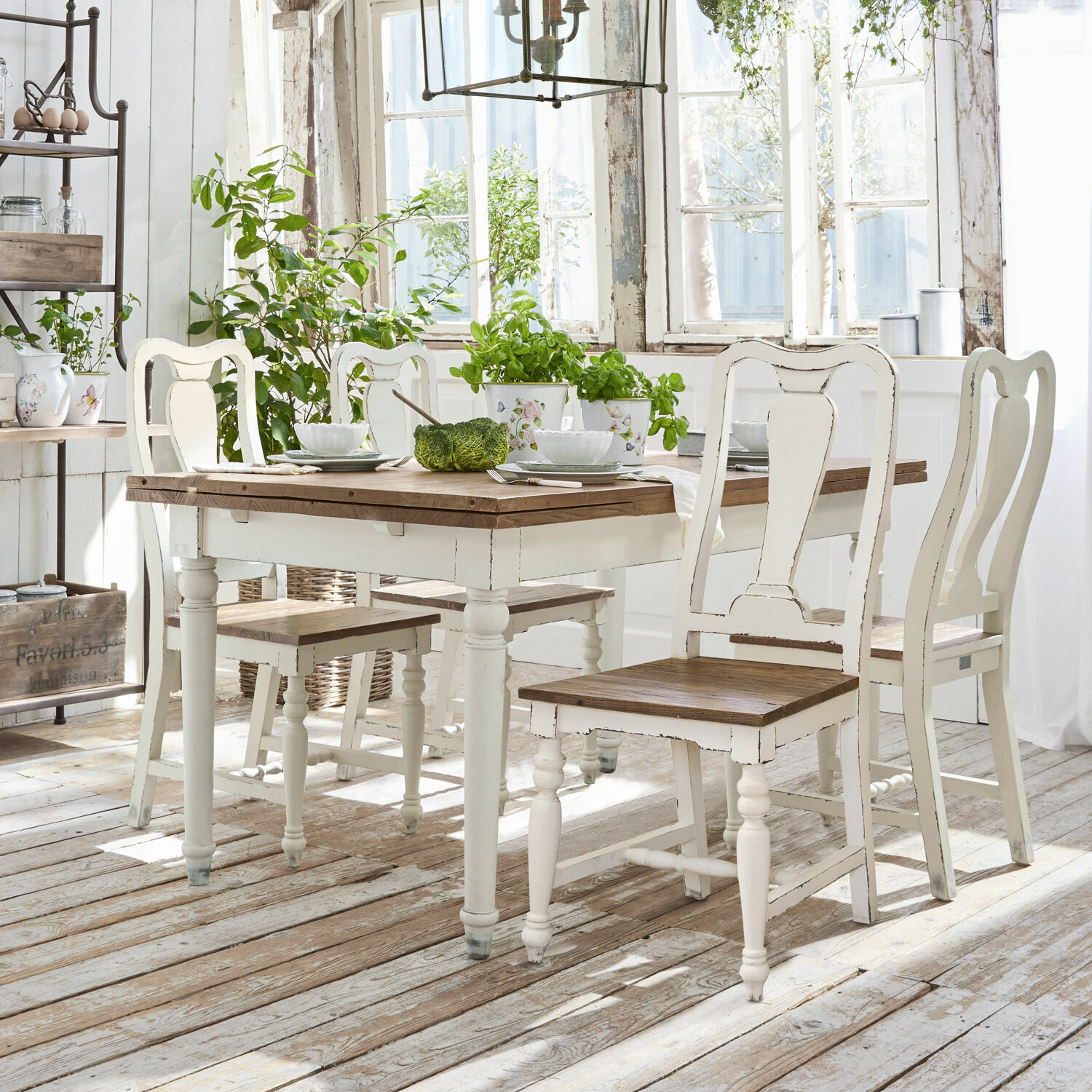 Tisch Bradford Rustikaler Esstisch und Stühle aus Holz in Weiß und Naturfarben in hellem Esszimmer mit Pflanzen