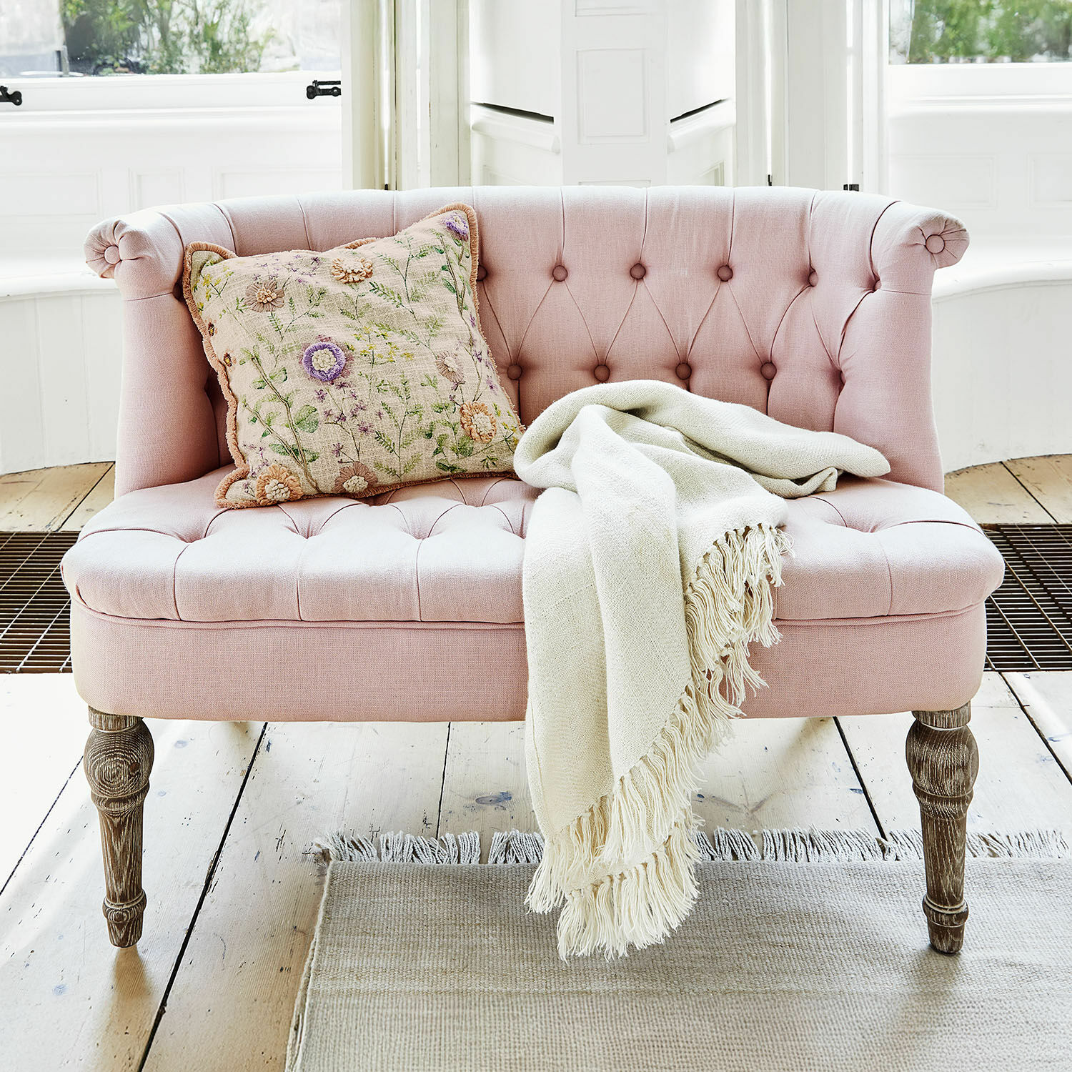 Sofa Weralin Rosa gepolstertes Sofa mit Holzbeinen, dekorativem Kissen und cremefarbenem Plaid