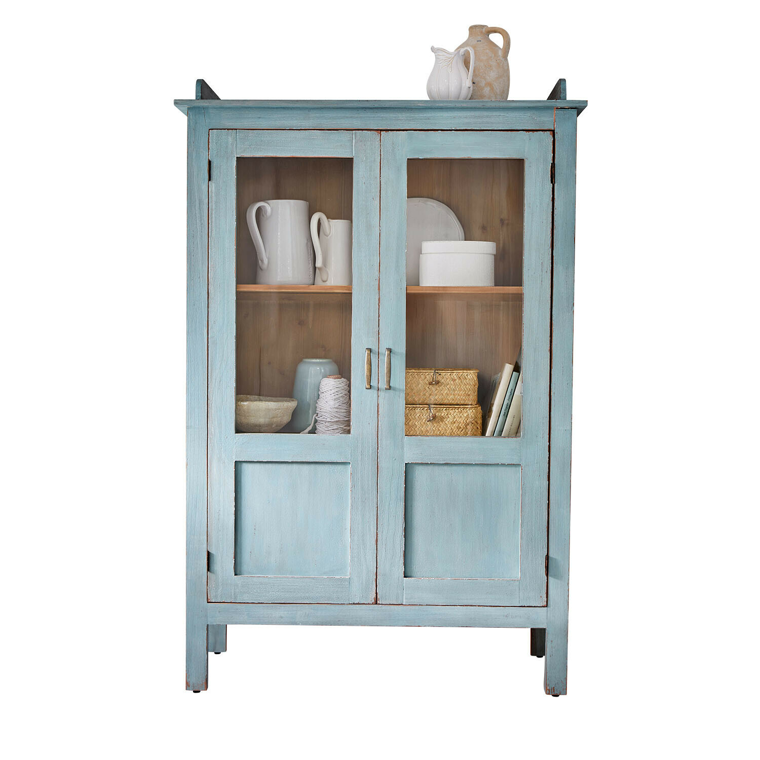 Blauer Holzschrank mit Glastüren und dekorativem Geschirr im Inneren