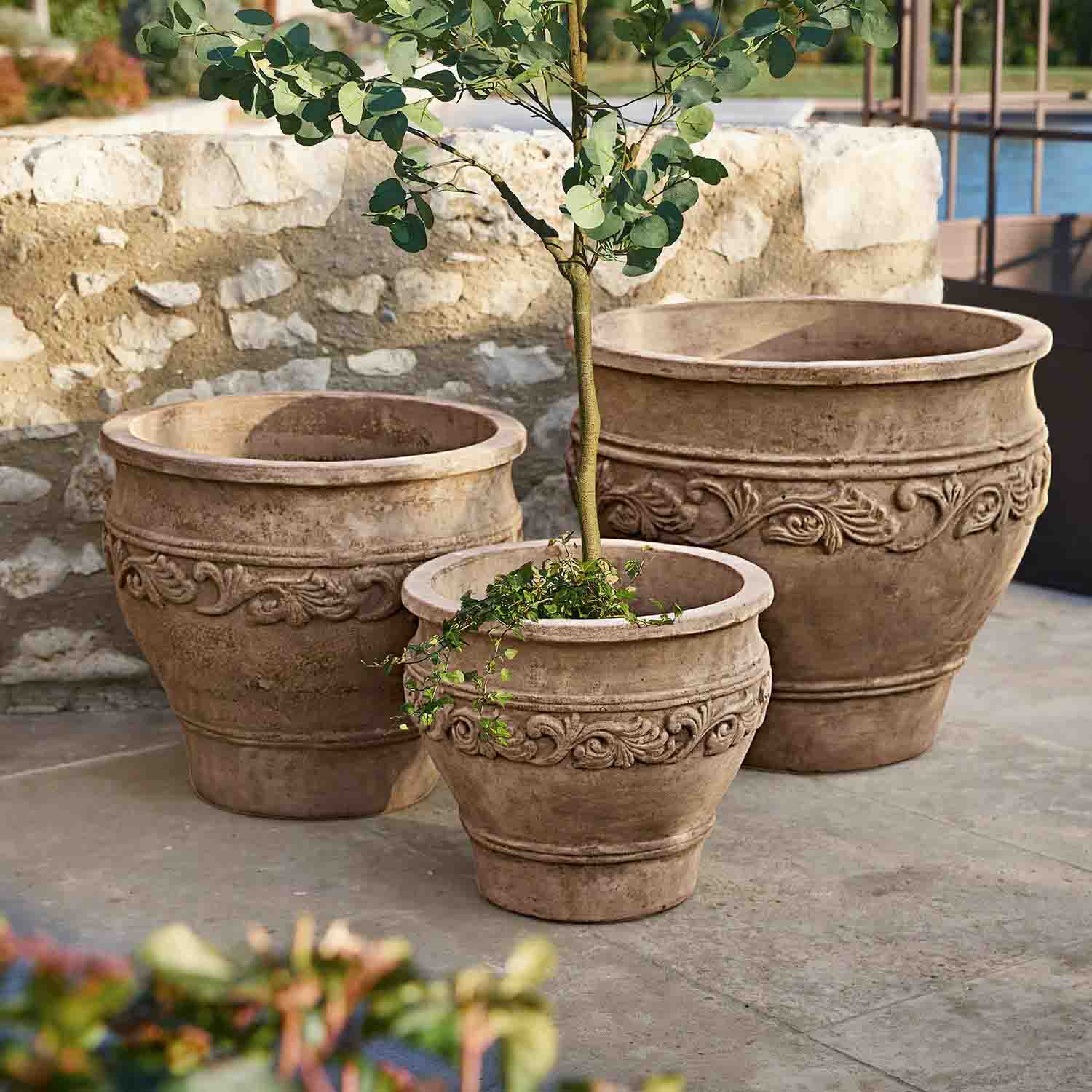 Set aus drei dekorativen Terrakotta-Blumentöpfen in Beige mit Reliefmuster für Garten