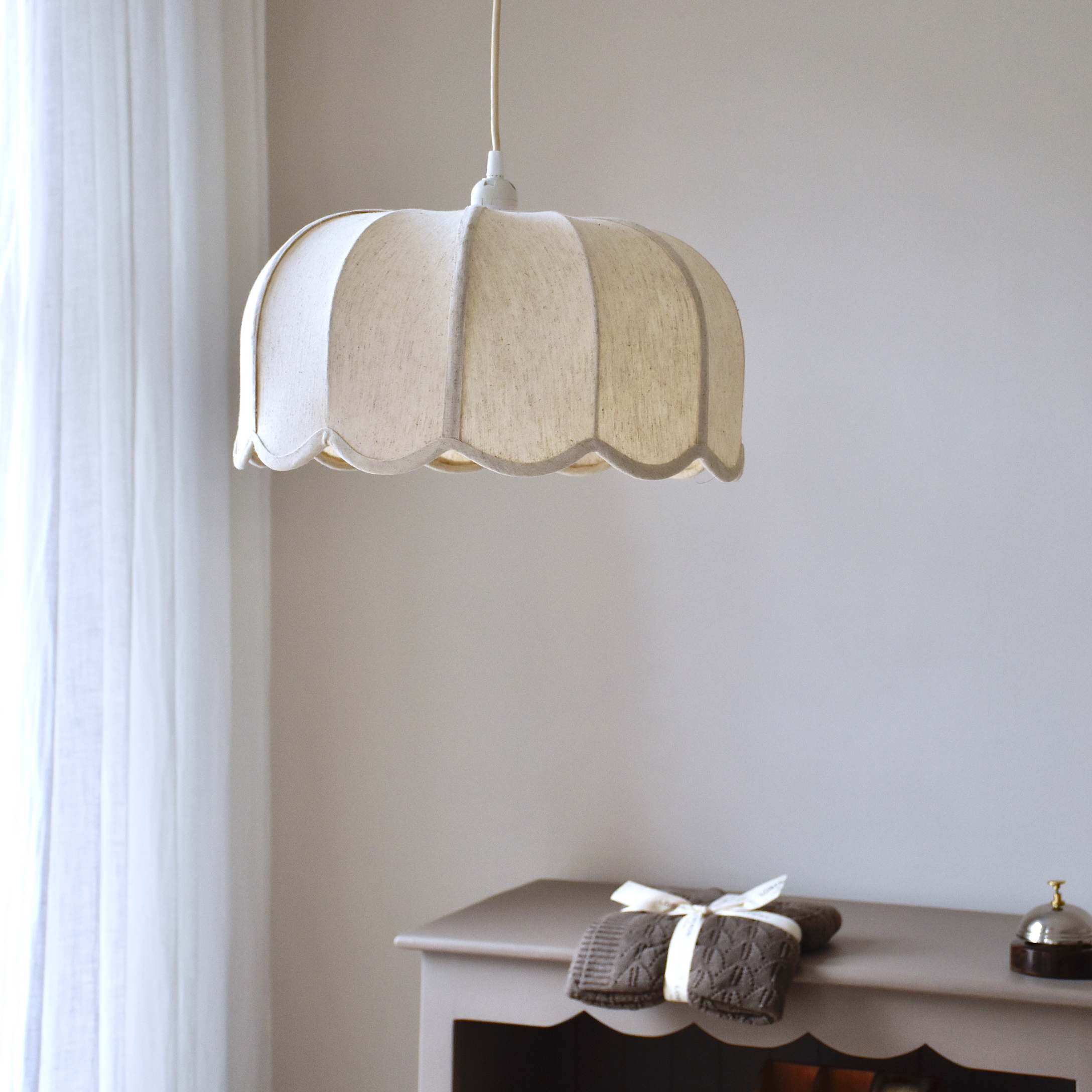 Hängelampe aus cremefarbenem Stoff mit wellenförmigem Design, sanfte Beleuchtung für Wohnräume