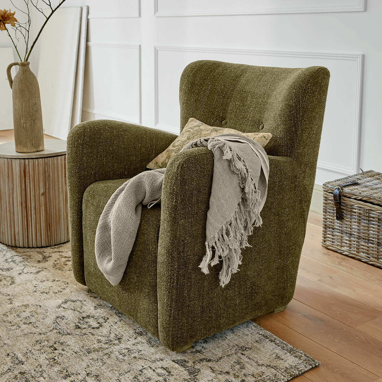 Sessel Somberac Grüner, gepolsterter Sessel aus weichem Stoff im Vintage-Stil mit dekorativer Decke im Wohnzimmer