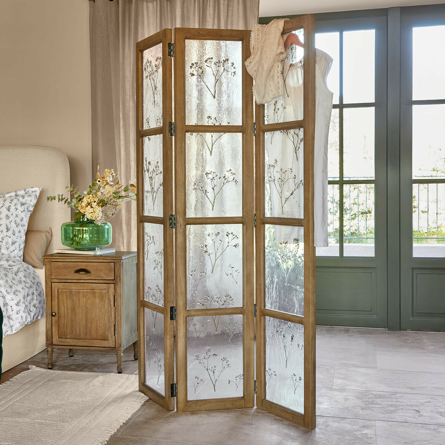Paravent Somerlyn Raumteiler aus Holz mit mattiertem Glas und floralem Muster, naturfarbener Sichtschutz