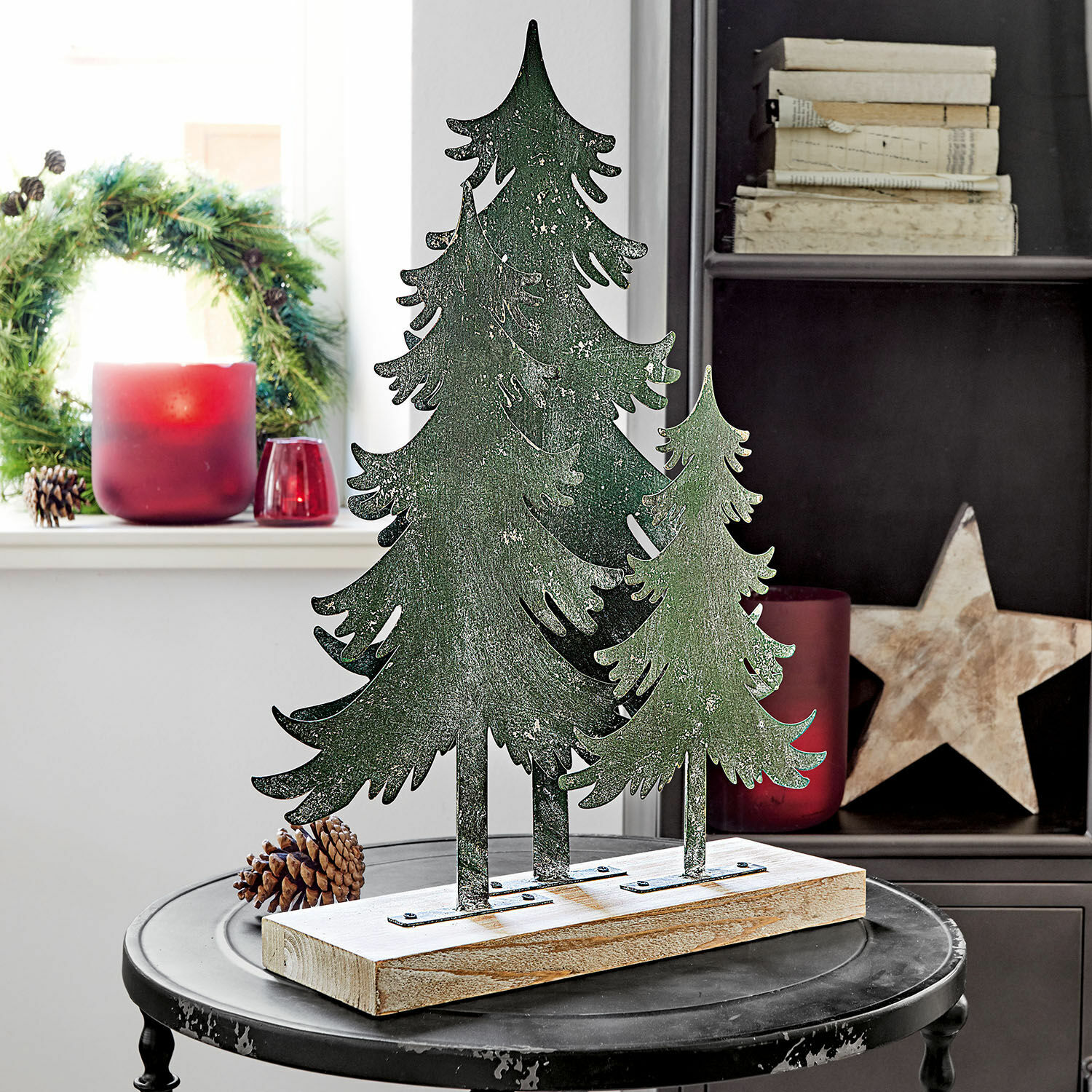 Deko-Bäume Filiz Weihnachtsdeko mit grünen Metall-Tannen auf Holzsockel auf schwarzem Tisch