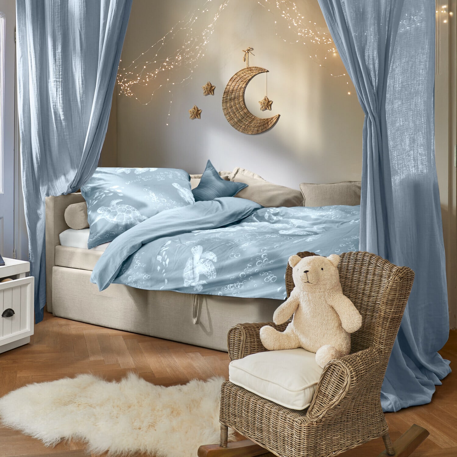 Bettwäsche Lomencia Gemütliches Schlafzimmer mit hellblauer Bettwäsche mit Schildkrötenmotiv und Rattansessel mit Plüschbär