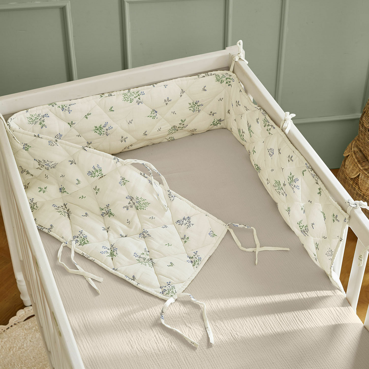 Bettumrandung Nymariel Babybett-Stoßschutz aus Baumwolle in Creme mit grün-blauem Blumenmuster, weicher Schutz fürs Kinderbett