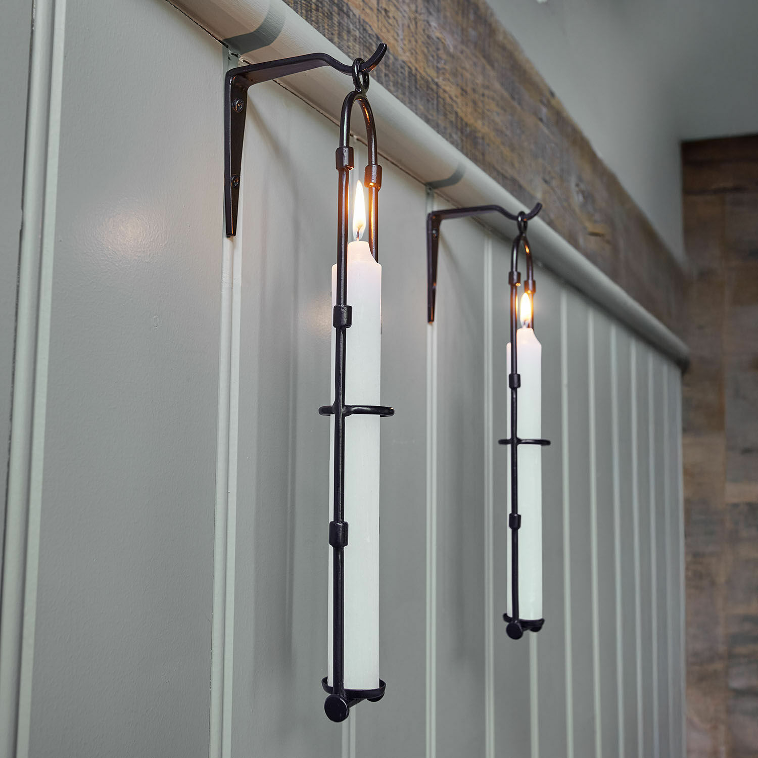 Wandkerzenhalter 2er Set Vivendas Schwarze Metall-Wandleuchter mit weißen Kerzen, rustikale Wohnraumdekoration
