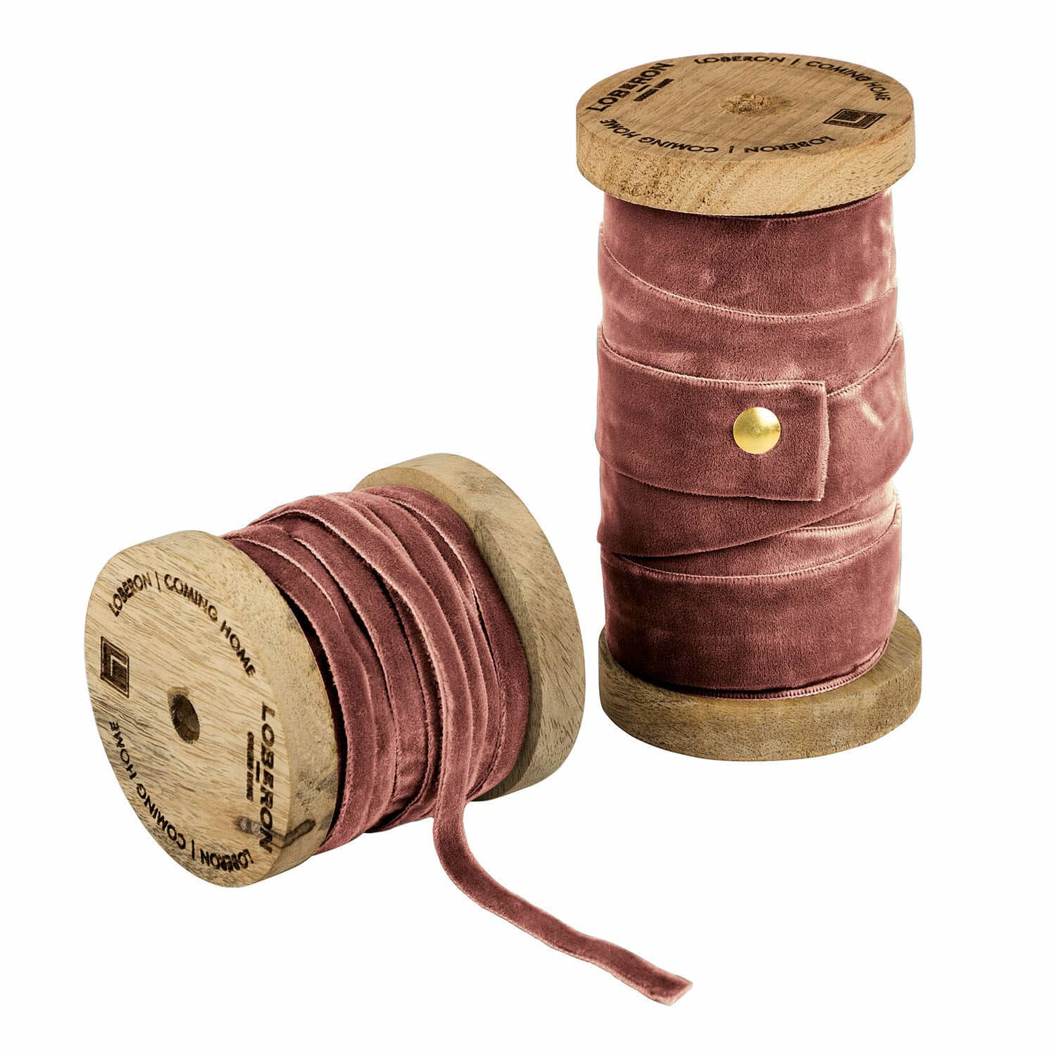 Set aus zwei rosa Samtbändern auf Holzspulen für Dekoration und Bastelarbeiten