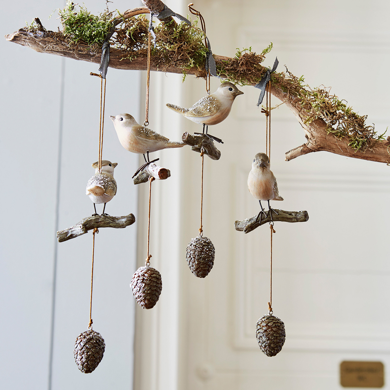 Hängende Dekoration mit Vögeln und Zapfen in natürlichen Farben für Innen- und Außenbereich