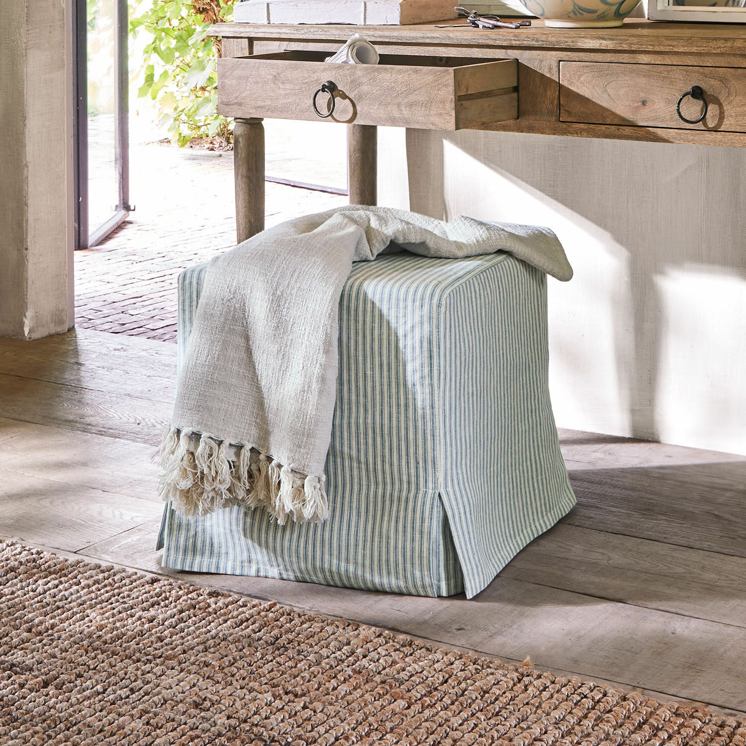 Hocker Ulysette Quadratischer Pouf aus Baumwolle in Blau-Weiß gestreift mit cremefarbenem Plaid auf Holzboden