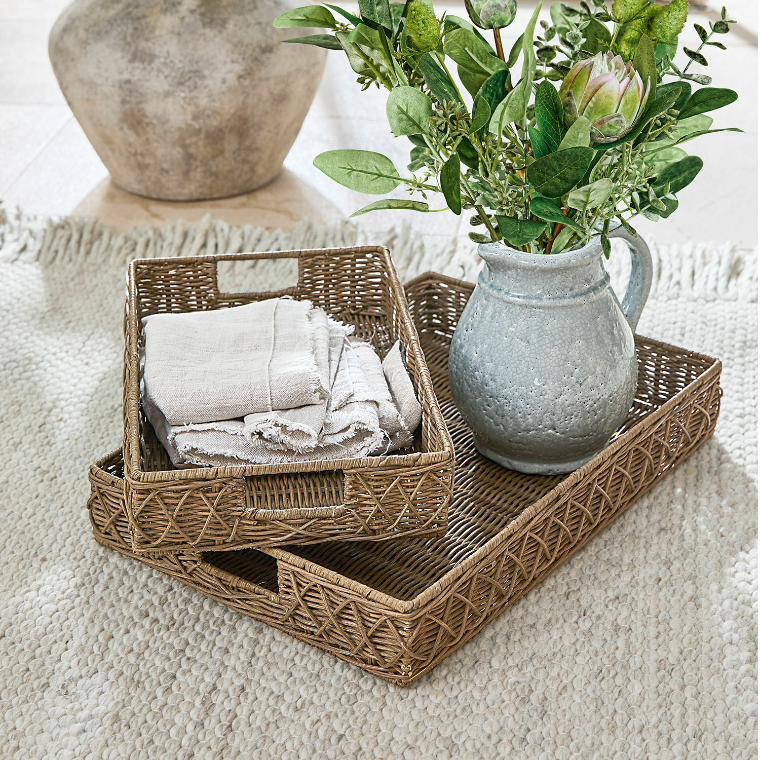 Tablett 2er Set Cordillera Set aus zwei naturfarbenen Rattantabletts mit grauem Keramikkrug und grünem Blumenstrauß