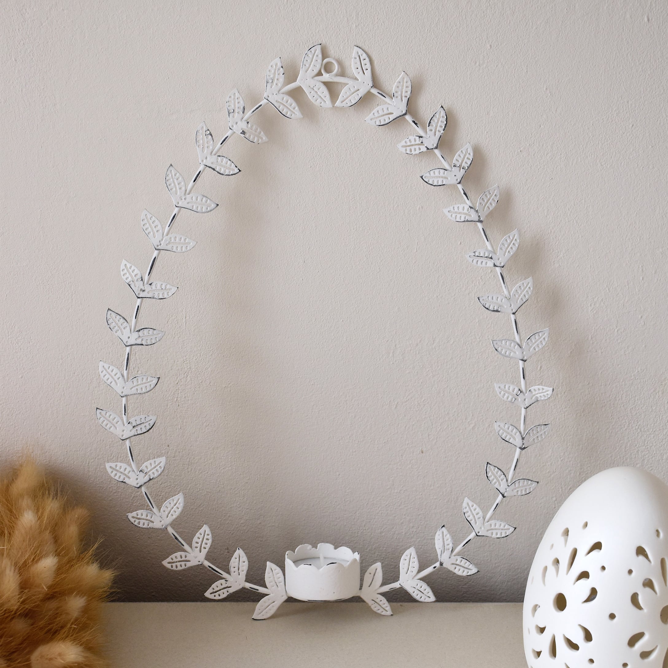 Weißer Metall-Kerzenhalter in Eiform mit Blättern, Osterdekoration für Zuhause