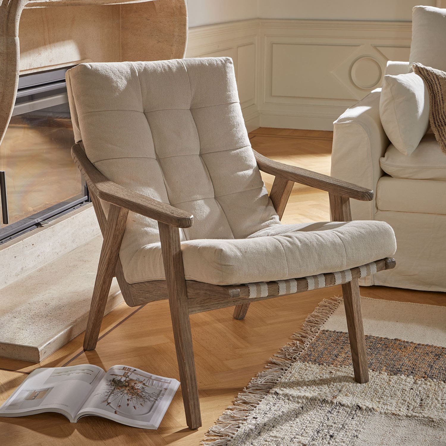 Beiger Polsterstuhl mit Holzgestell in Naturfarbe, gemütlicher Sessel für Wohnzimmer