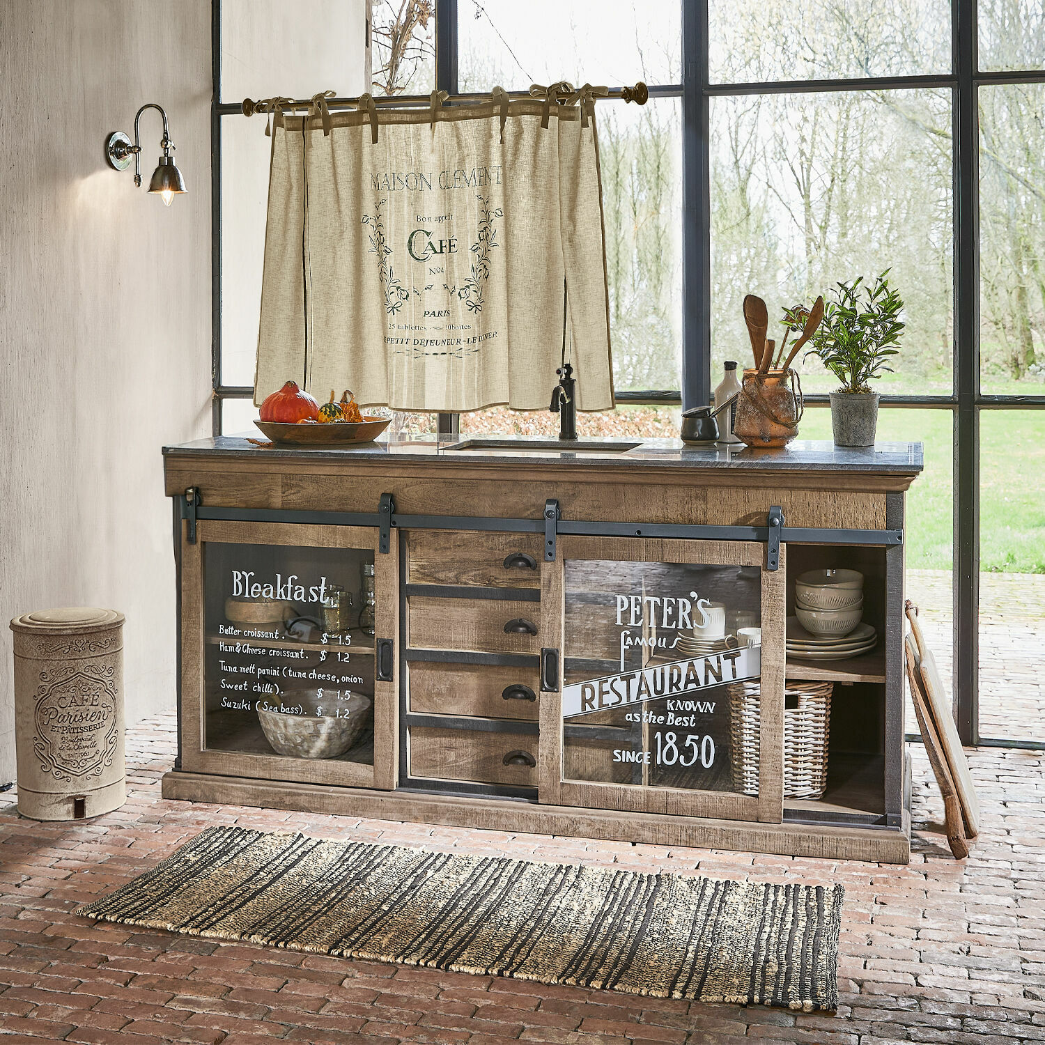 Spülenschrank Holbrook Rustikaler Holz-Küchenschrank mit Schiebetüren und Schubladen, dekorative Schrift auf Glas