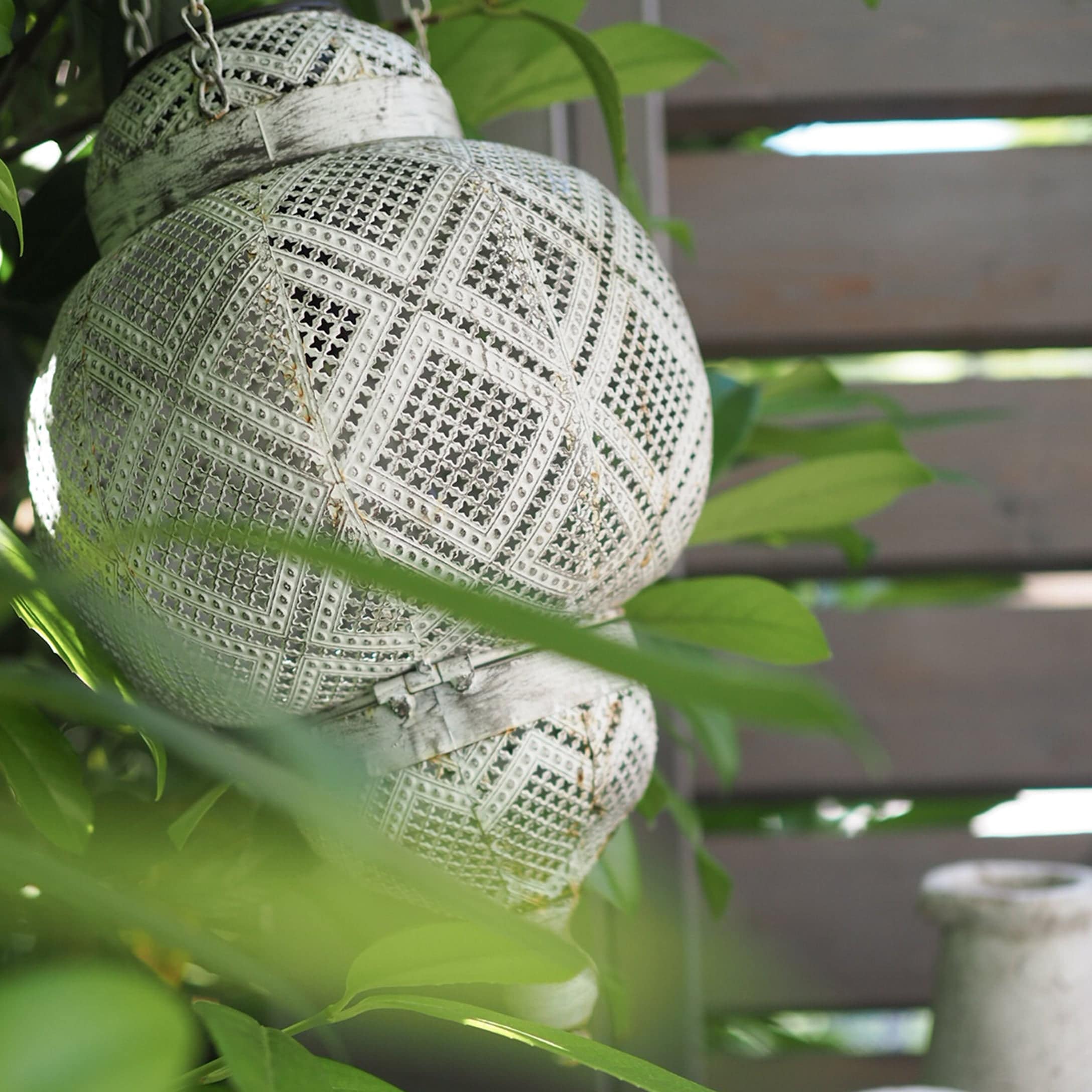 Weiße Metalllaterne mit filigranem Muster, Vintage-Gartendekoration