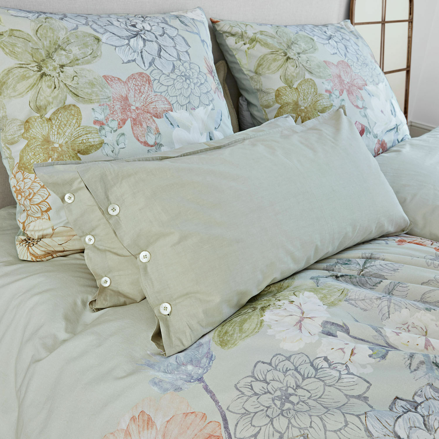 Kissenhülle 2er Set Calithen Bettwäsche aus Baumwolle mit pastellfarbenem Blumenmuster und hellbeigen Kissenbezügen mit Knöpfen