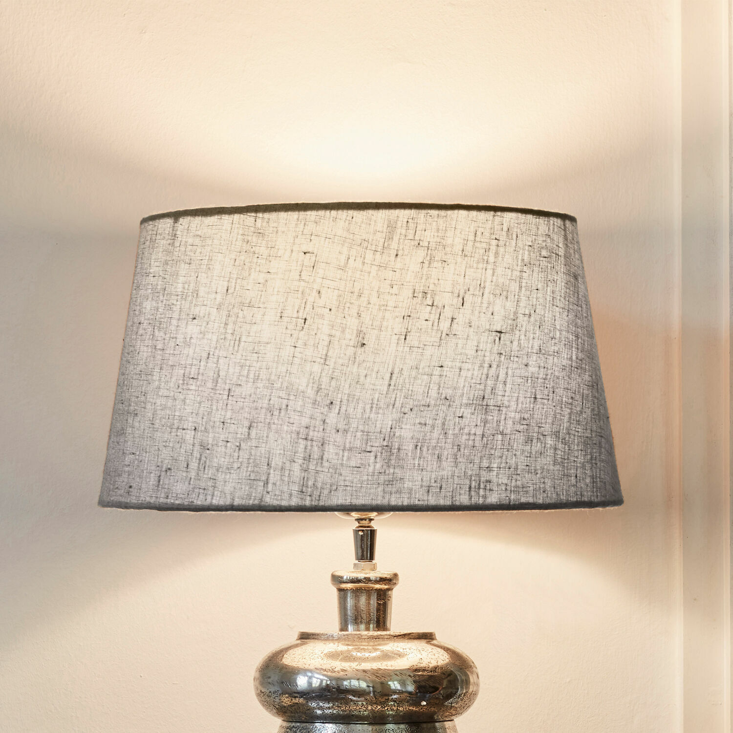 Lampenschirm Anfor Tischlampe mit metallischer Basis und grauem Stoffschirm, dekorative Wohnzimmerbeleuchtung