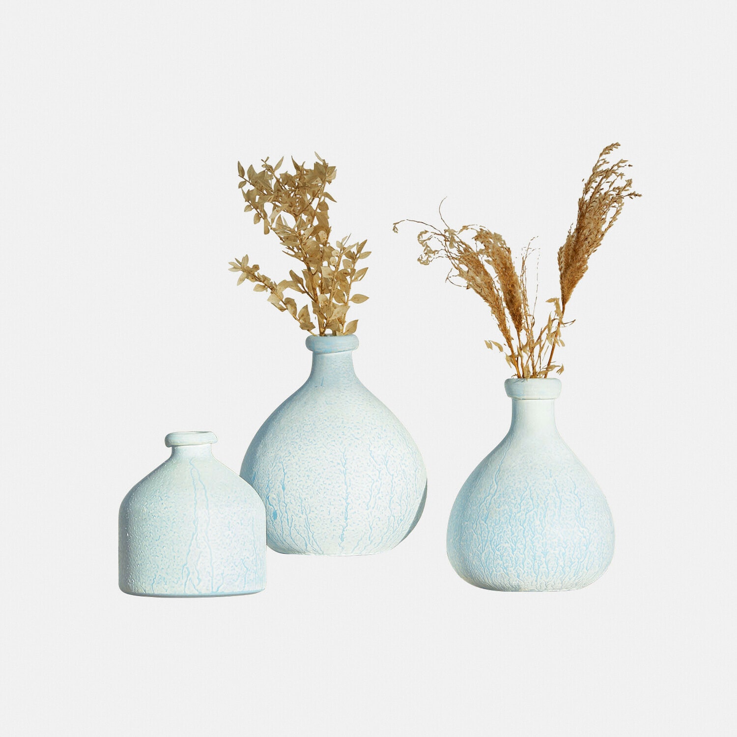 Vase 3er Set Donara Set aus drei hellblauen Keramikvasen mit getrockneten Pflanzen, stilvolle Wohnraumdekoration